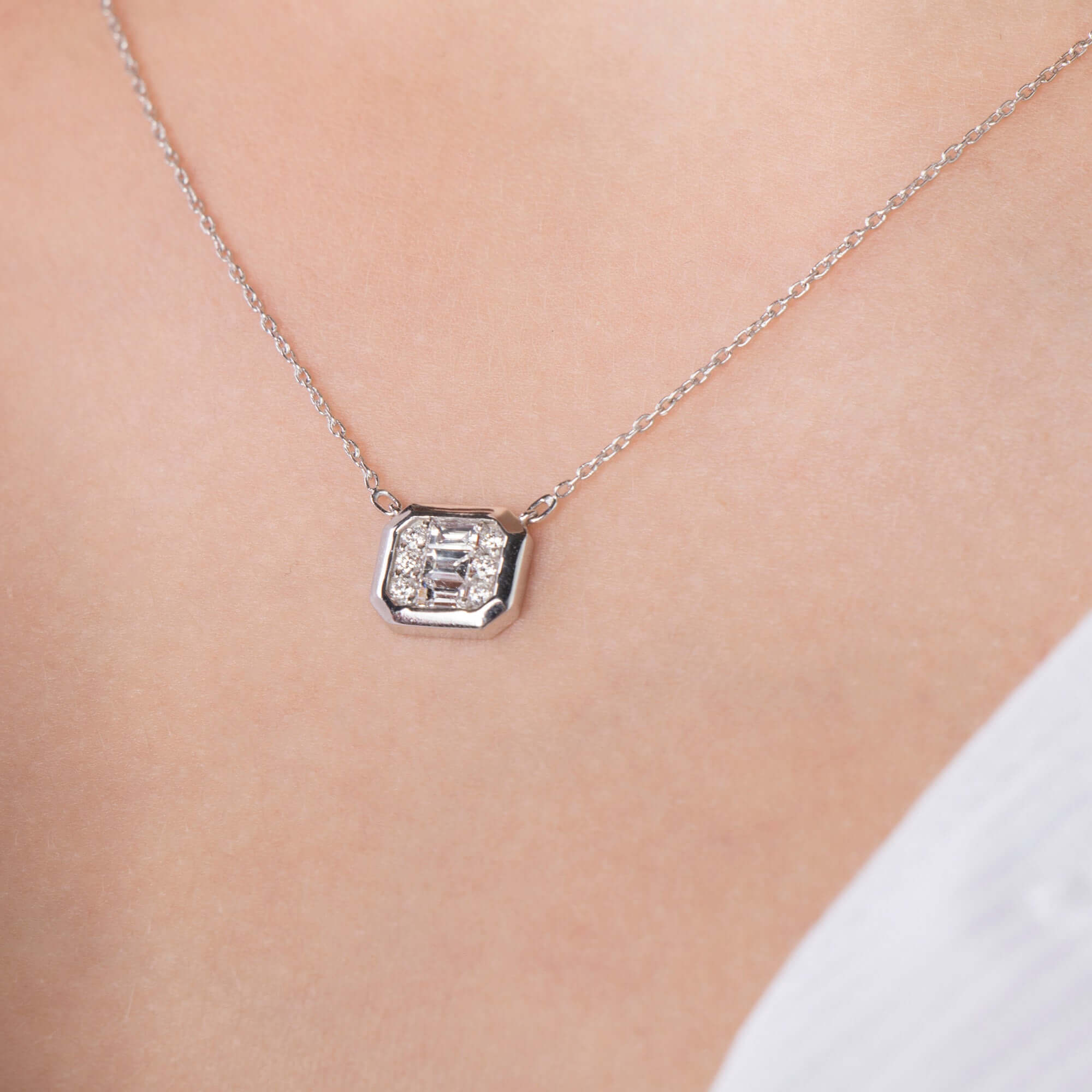 Baget ve Yuvarlak Kesim Pırlanta Kolye