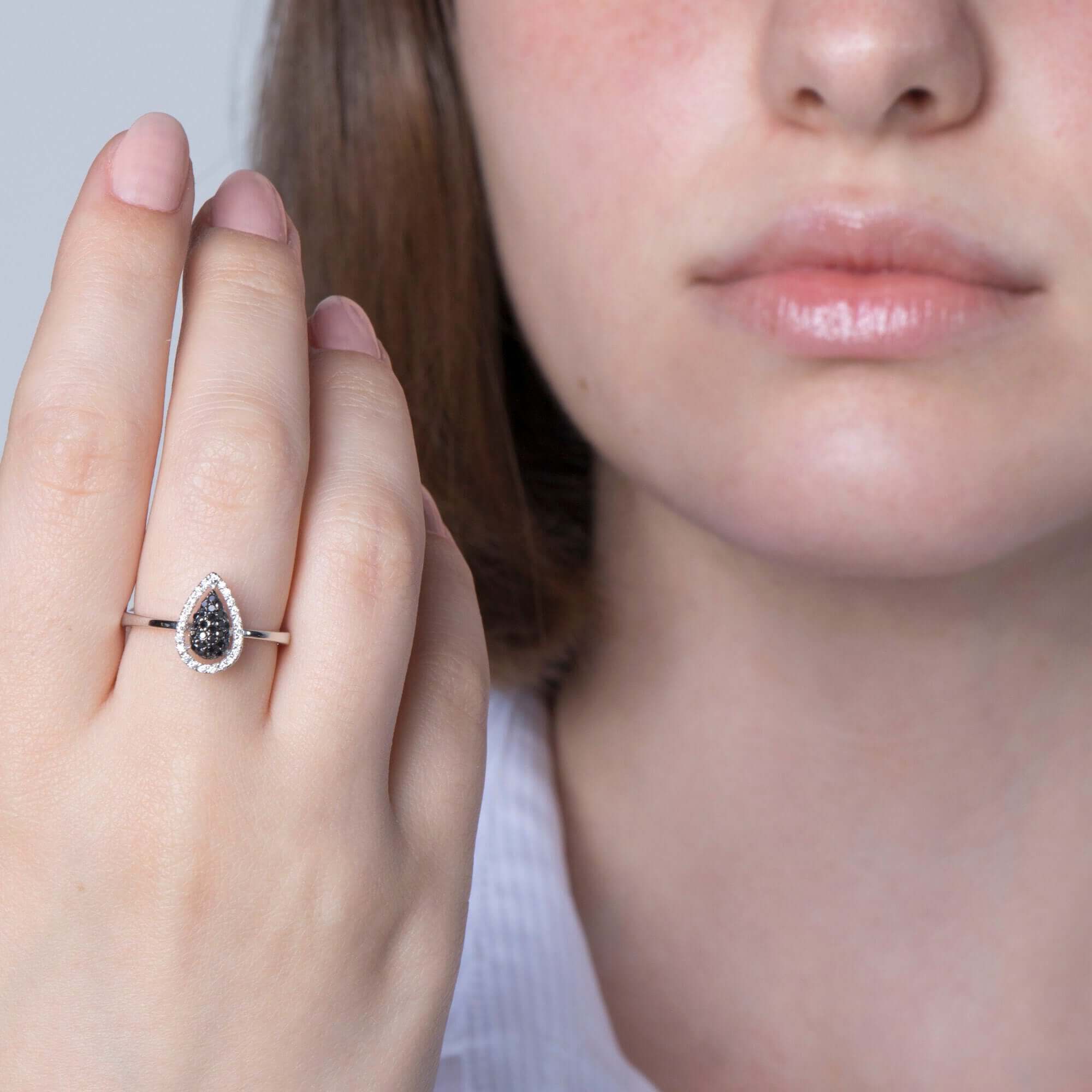 Siyah ve Beyaz Pırlanta Damla Yüzük