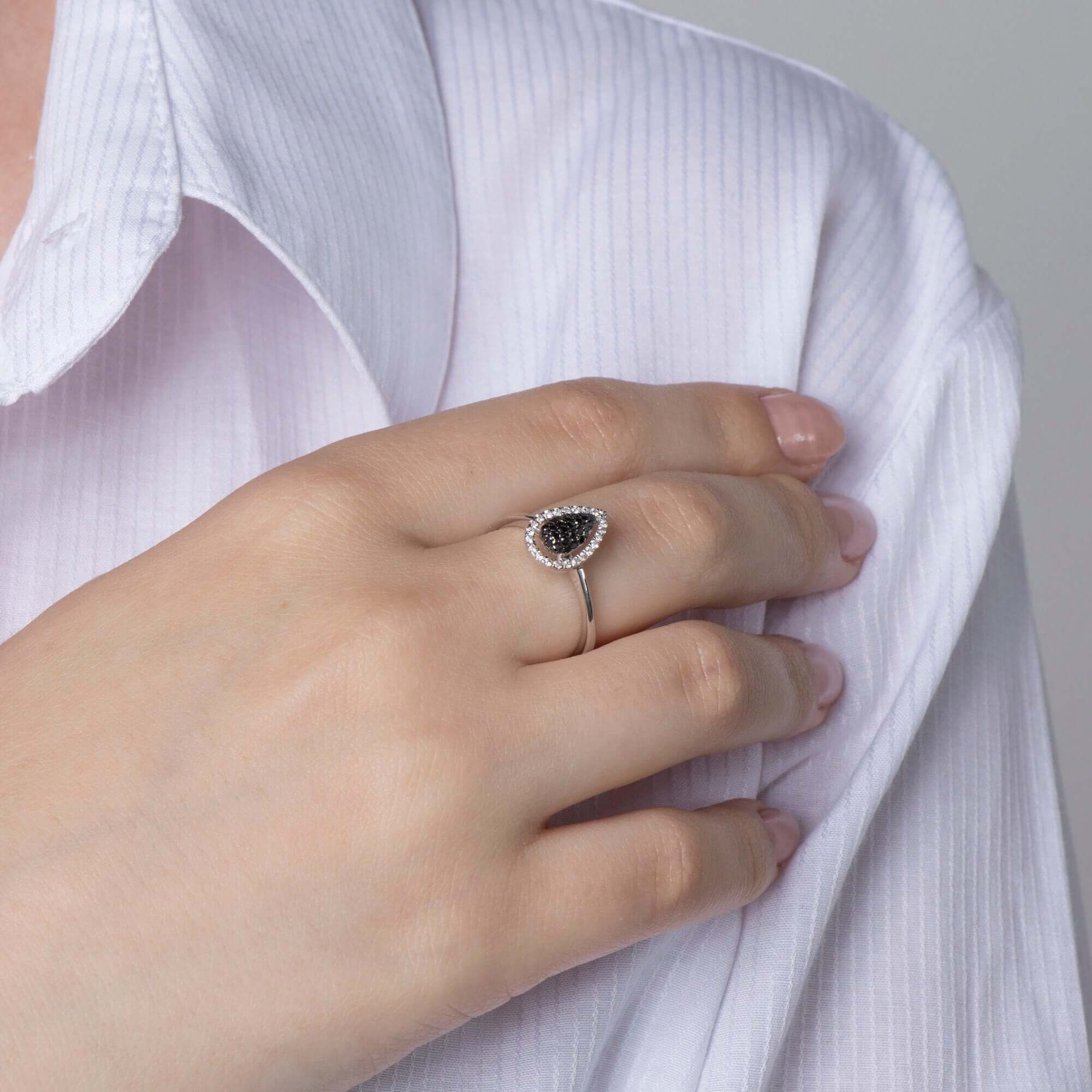 Siyah ve Beyaz Pırlanta Damla Yüzük