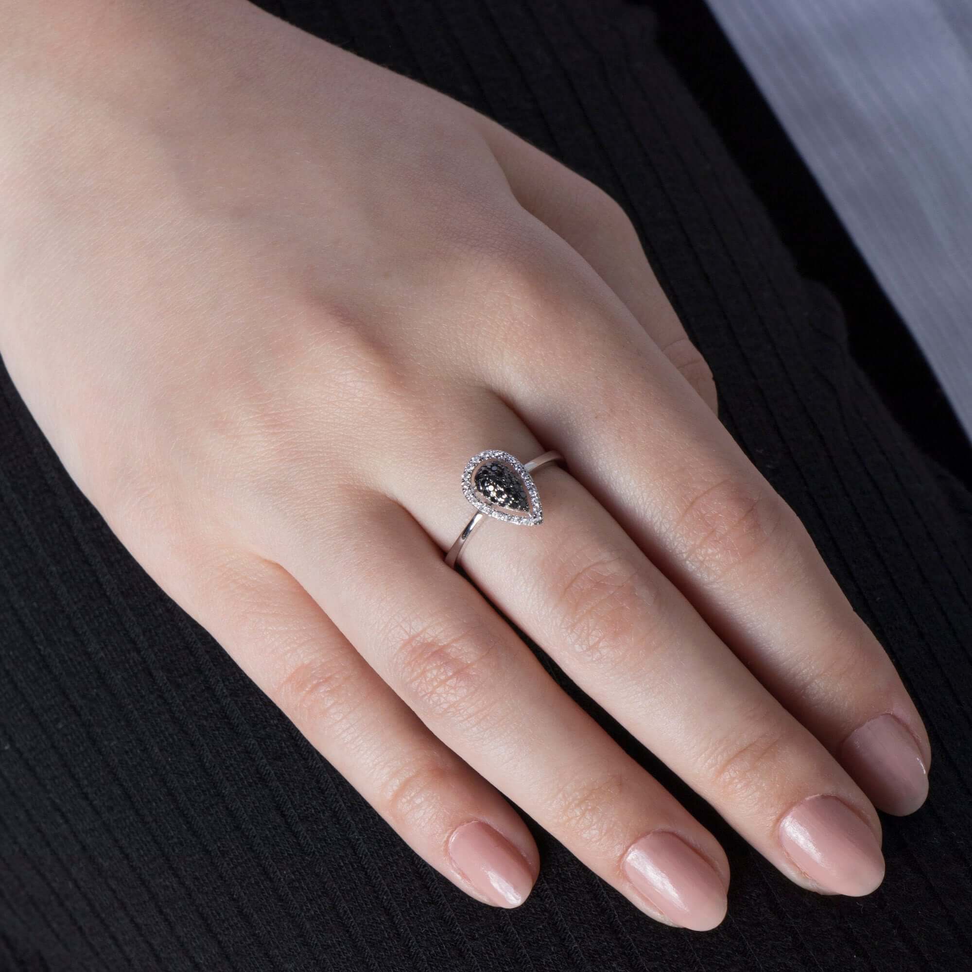 Siyah ve Beyaz Pırlanta Damla Yüzük