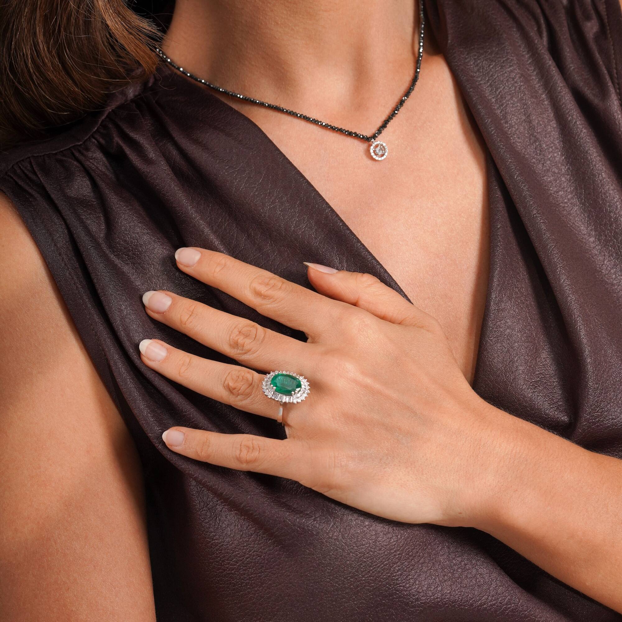 Oval Kesim Zümrüt ve Pırlanta Yüzük