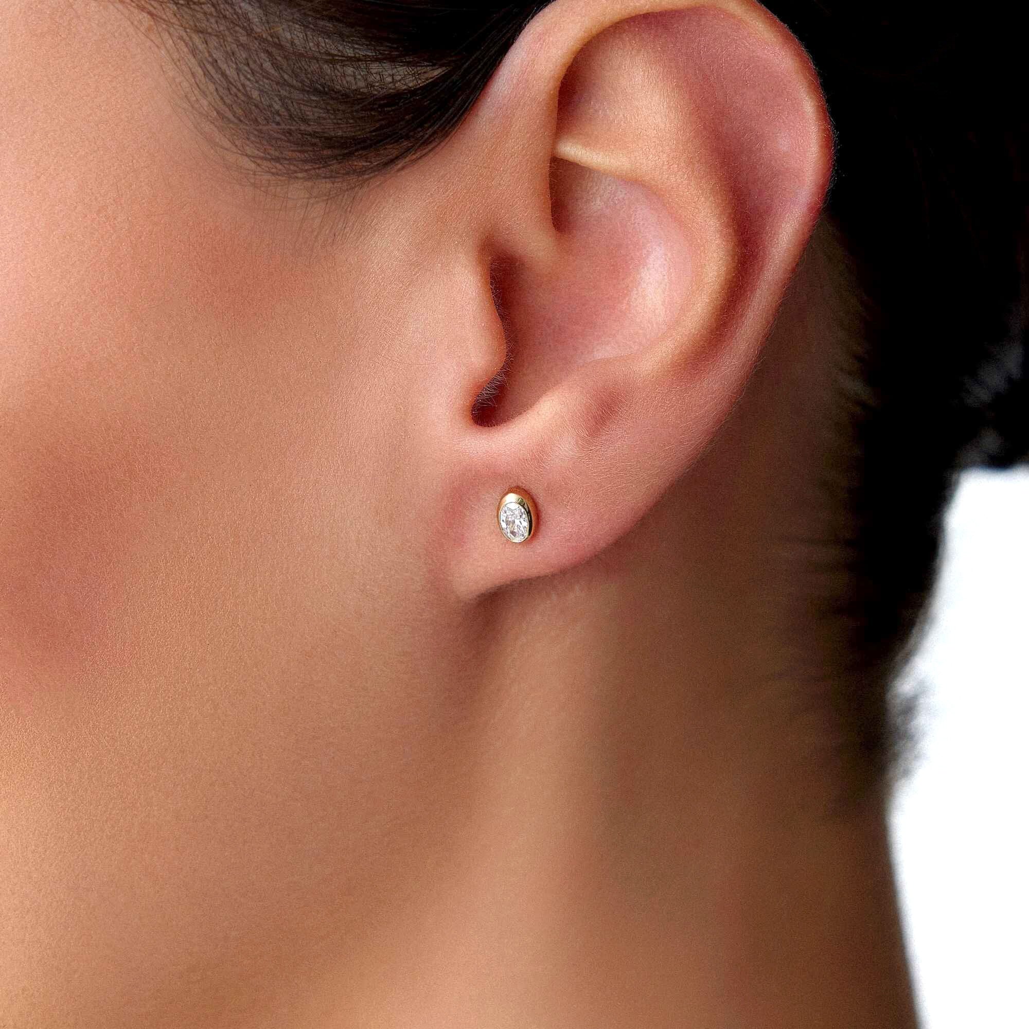 Oval Kesim Pırlanta Tektaş Küpe