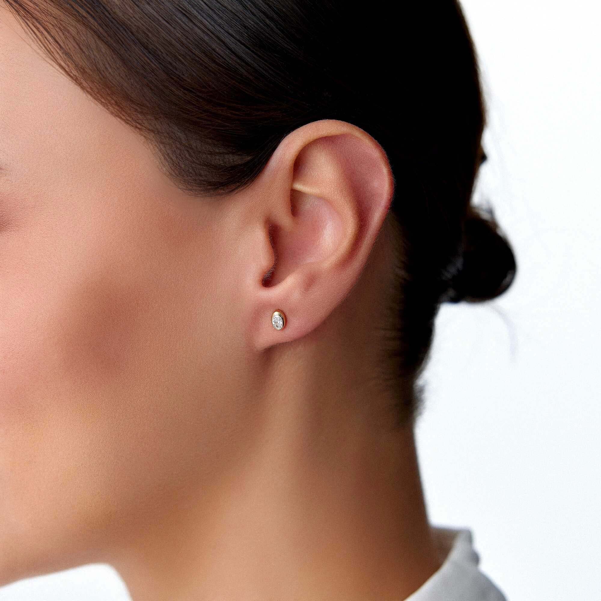 Oval Kesim Pırlanta Tektaş Küpe