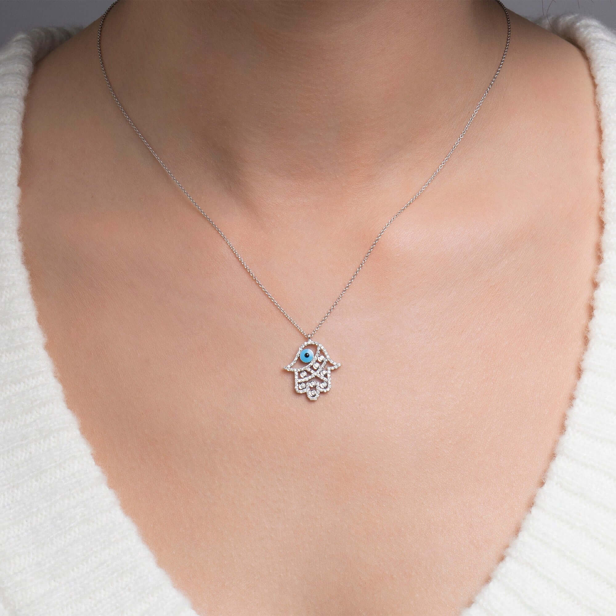 Pırlanta Fatma'nın Eli Kolye