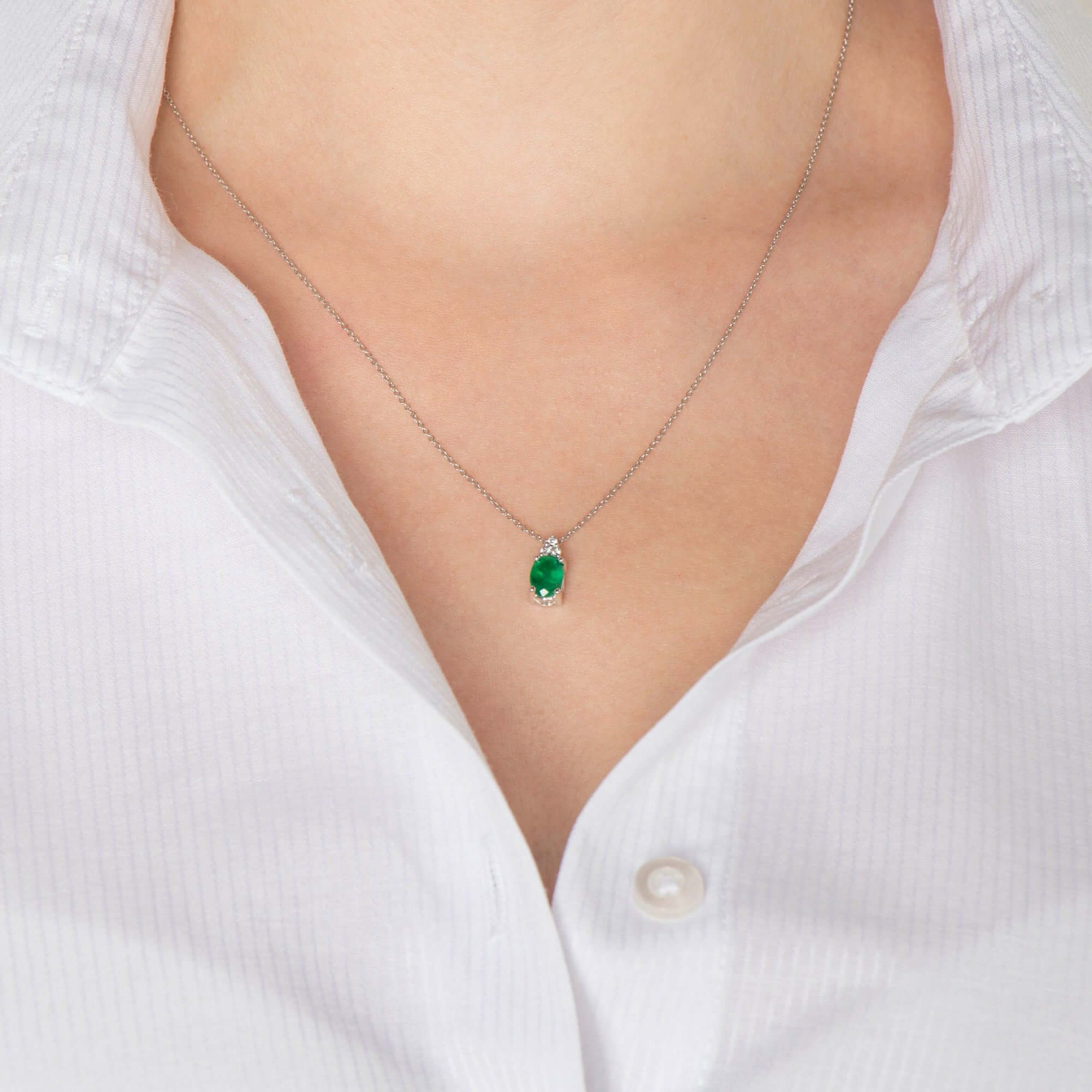 Oval Kesim Zümrüt ve Pırlanta Kolye