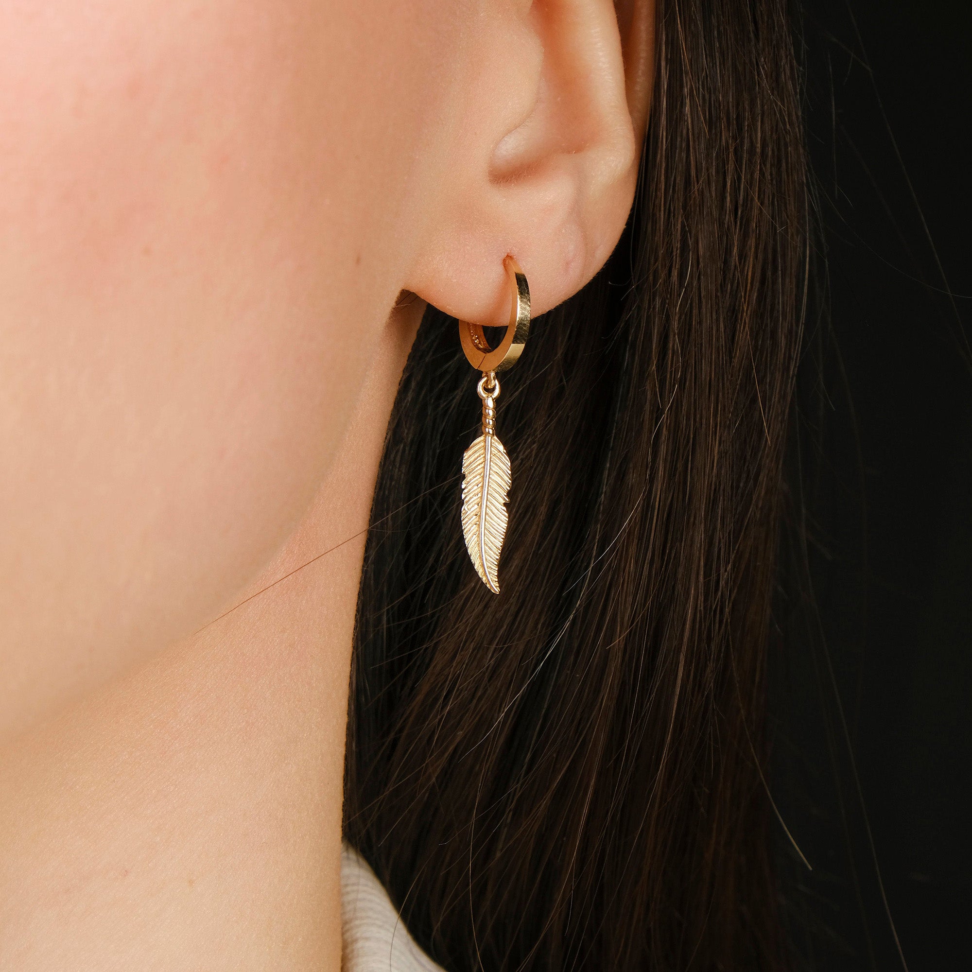 Tek Altın Tüy Sallantılı Halka Küpe / Golden Feather