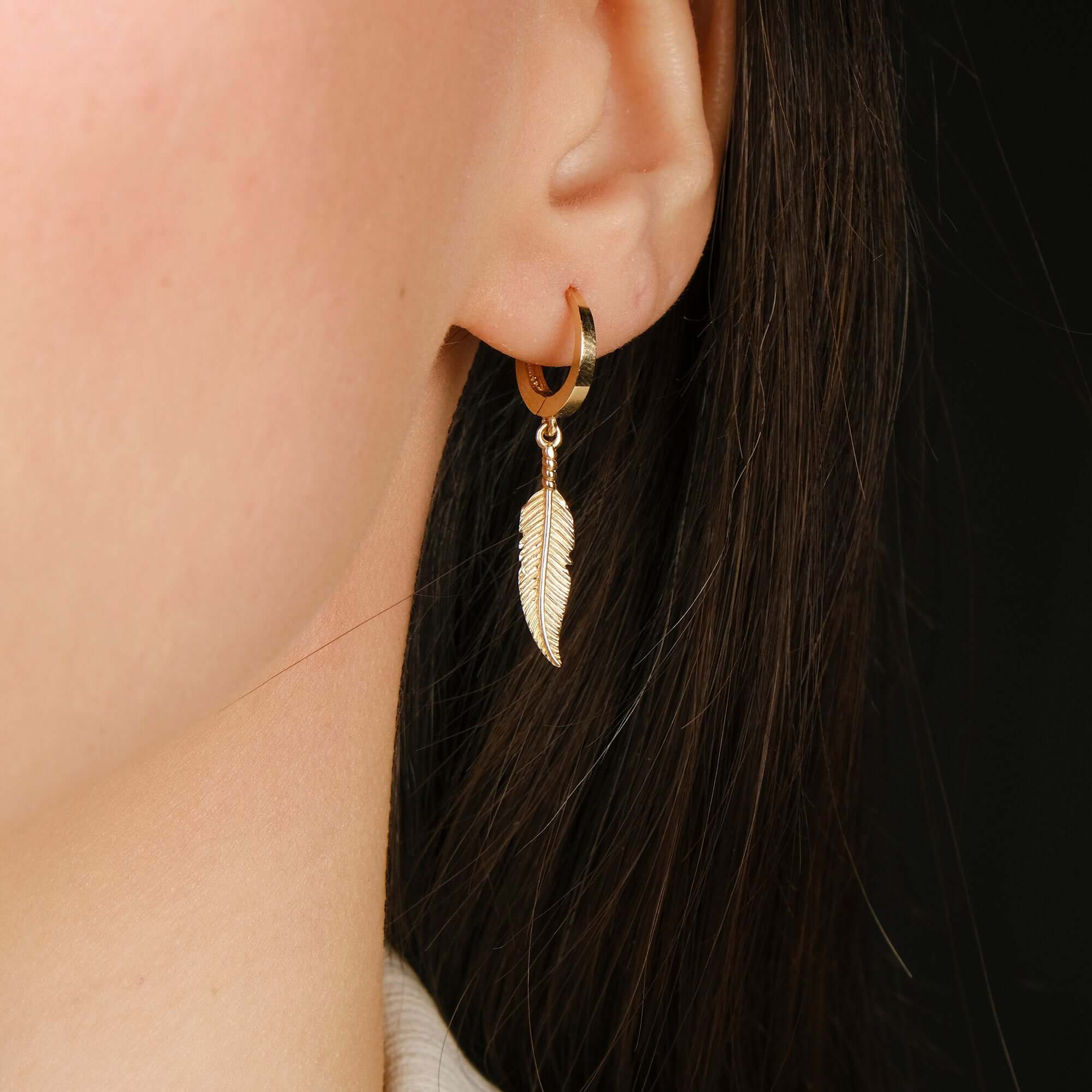 Tek Altın Tüy Sallantılı Halka Küpe / Golden Feather