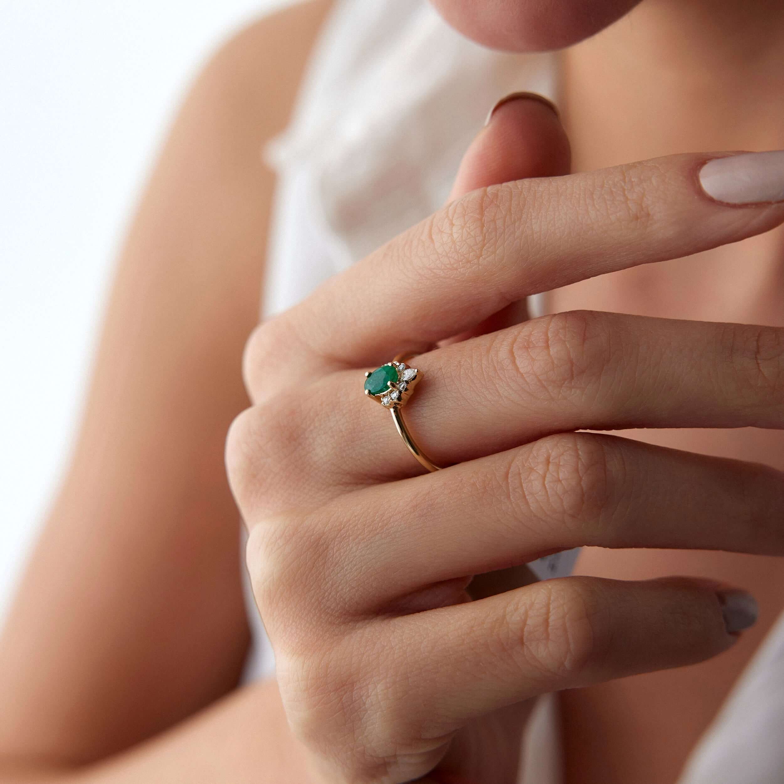 Minimal Oval Zümrüt ve Pırlanta Yüzük