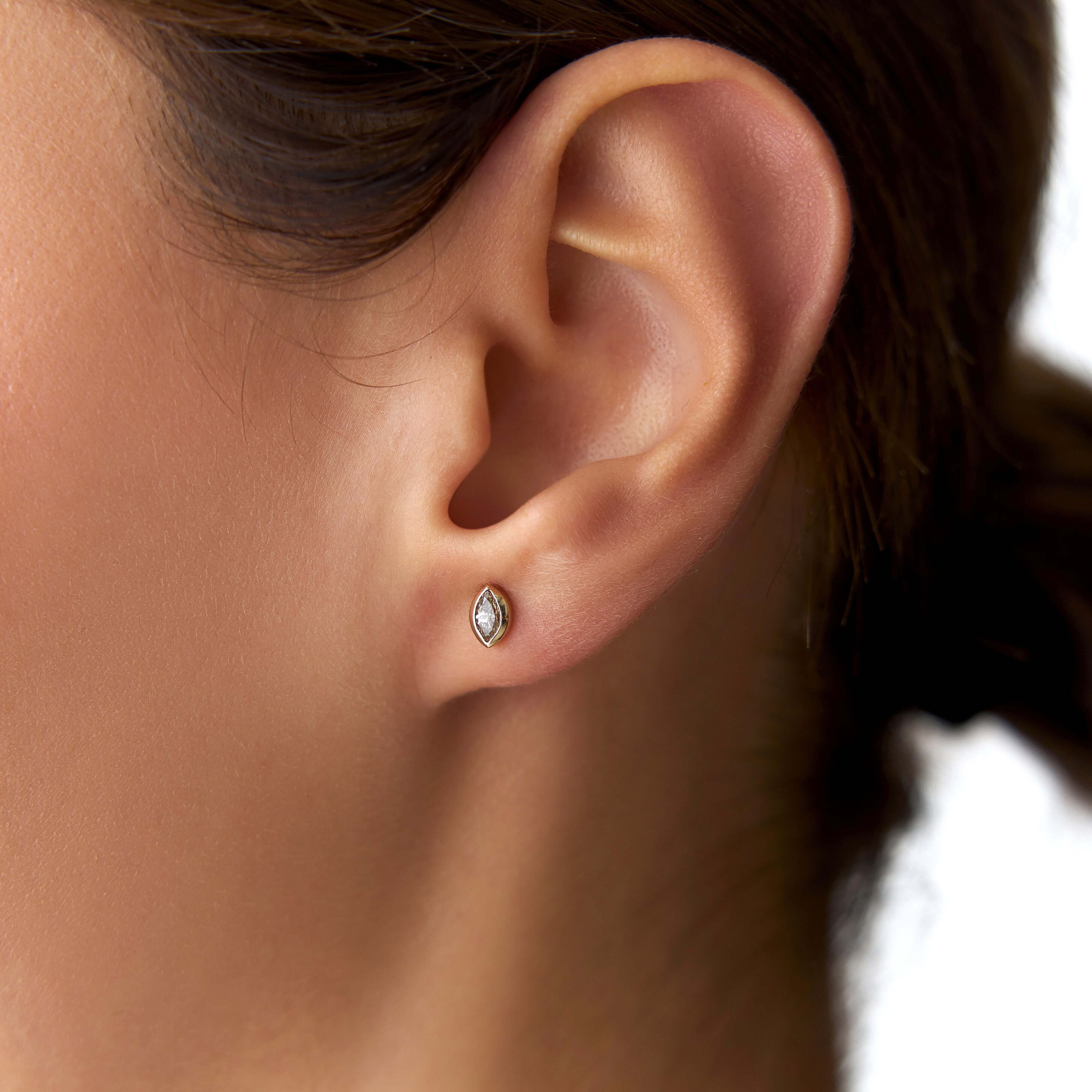 model markiz kesim konyak pırlanta küpe takarken uzak açıdan