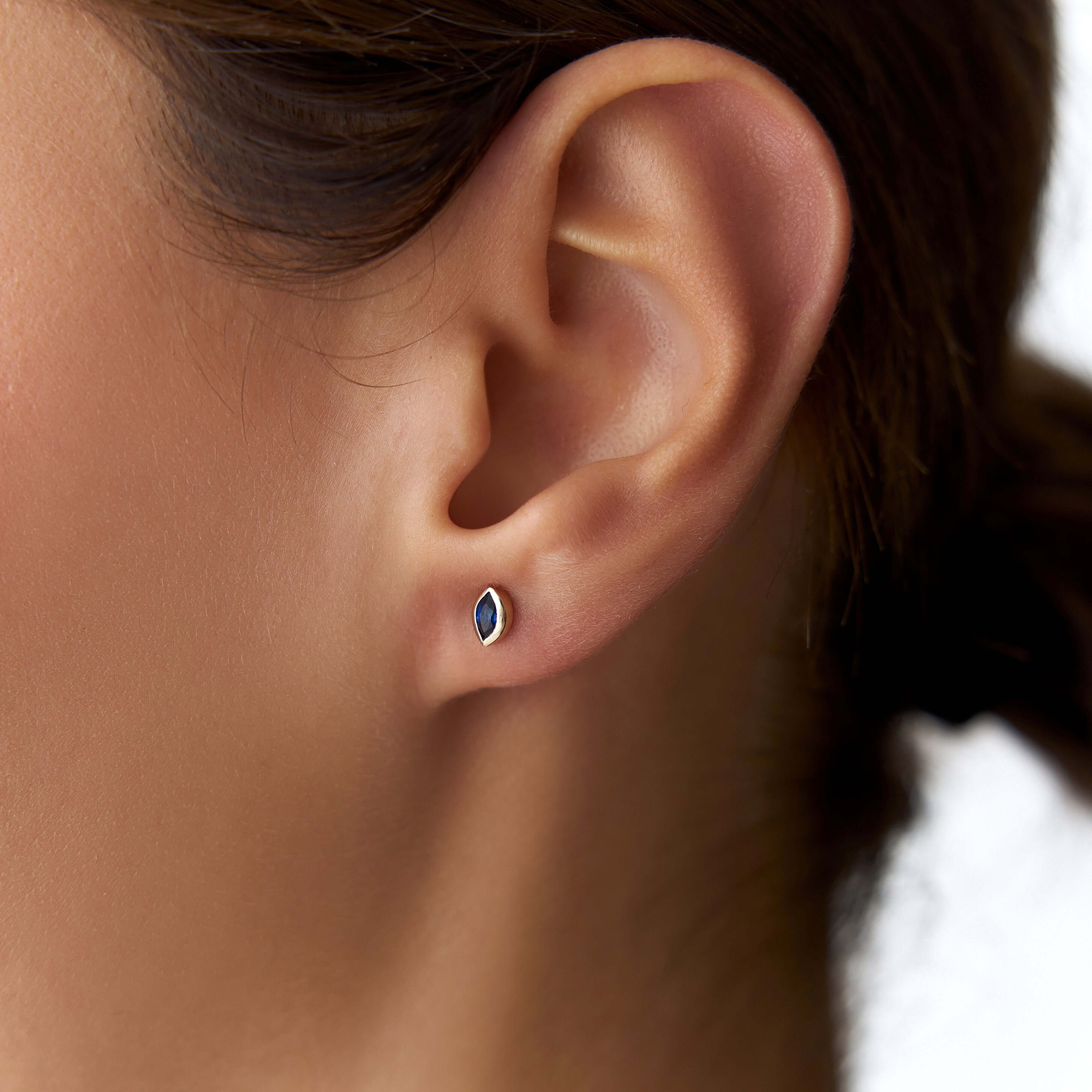 model markiz kesim safir küpe takarken uzak açıdan