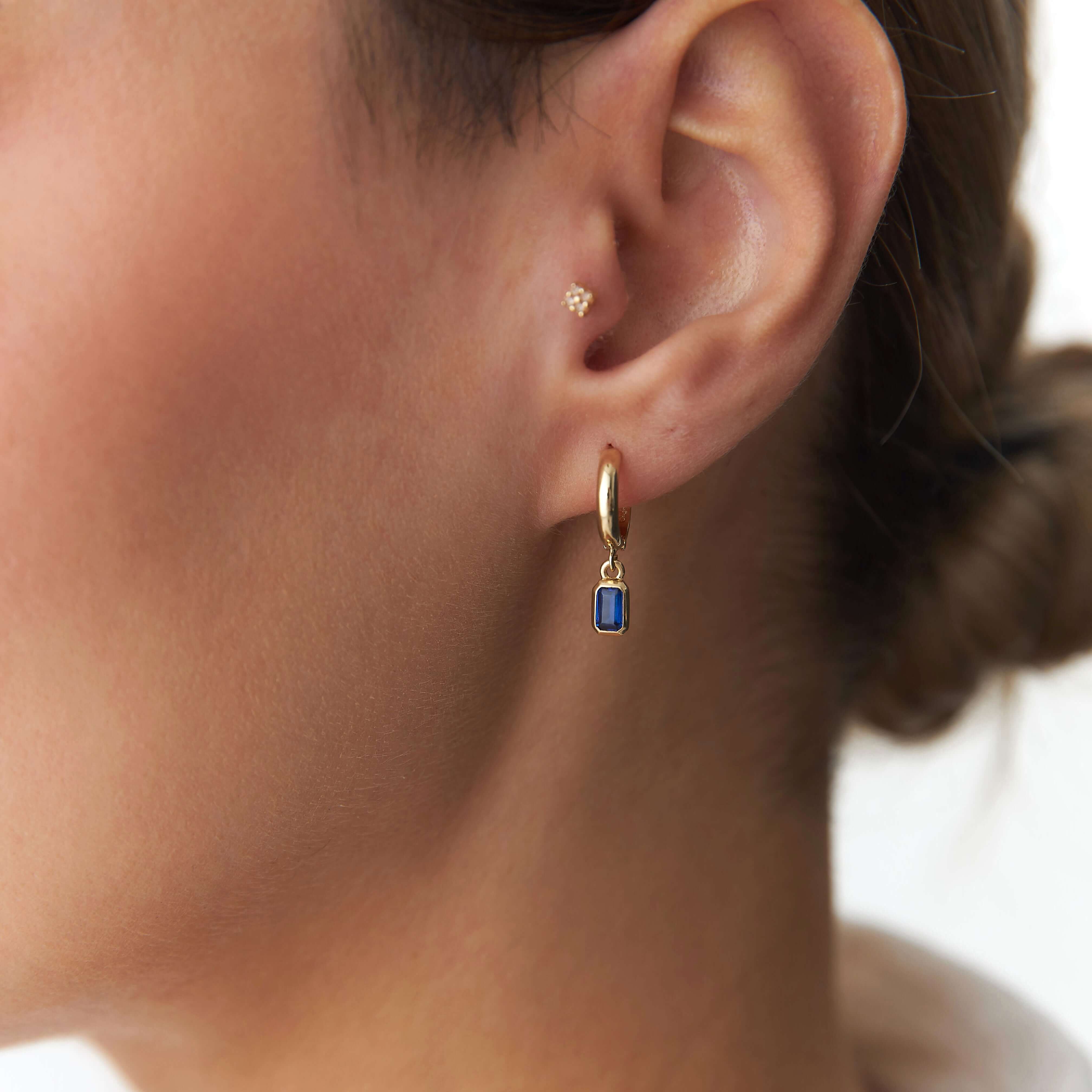 14 ayar sarı altın yeşil sallantılı halka küpe model üzerinde uzak açıdan