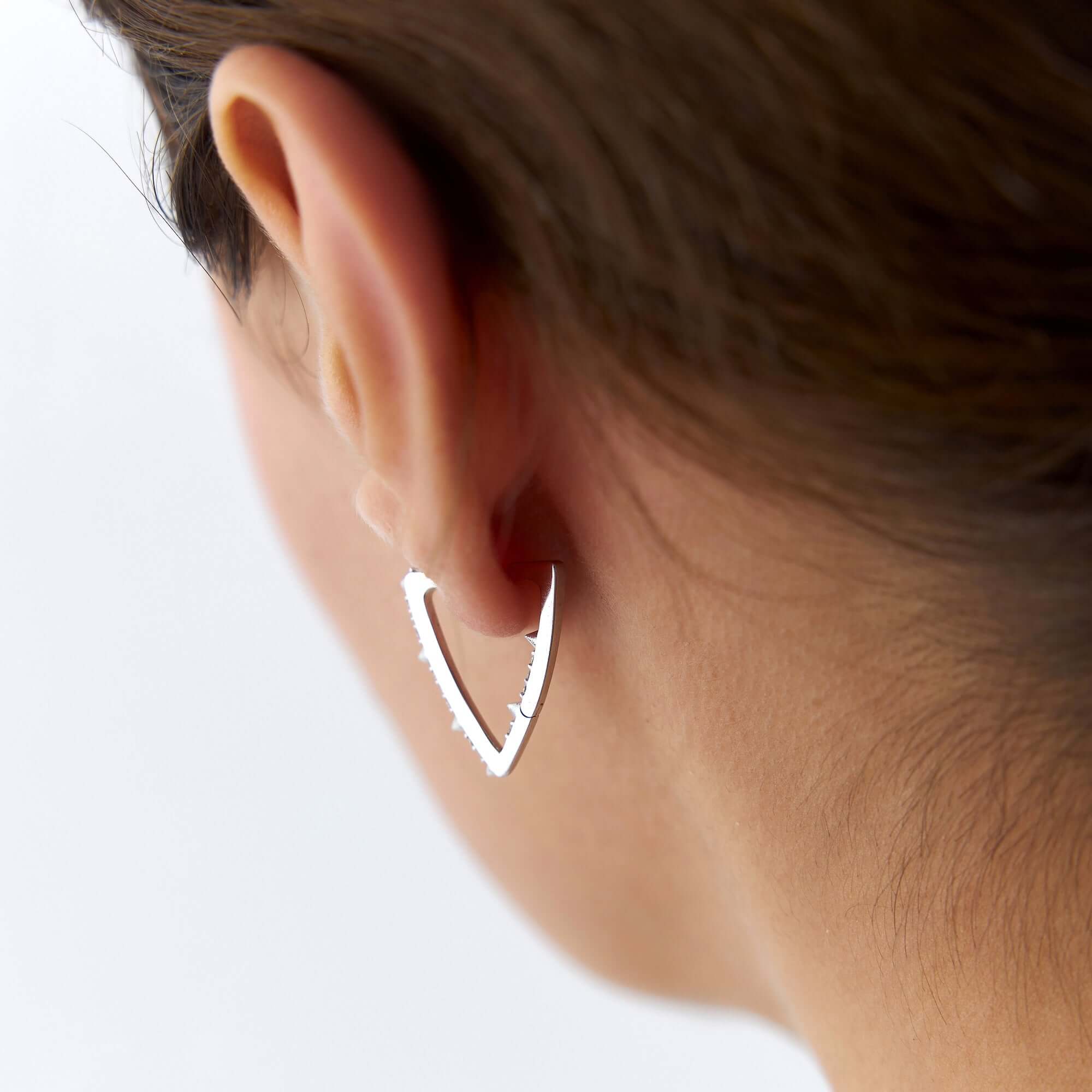 pırlanta Üçgen Halka Küpenin modelin kulaginda yan açıdan resmi