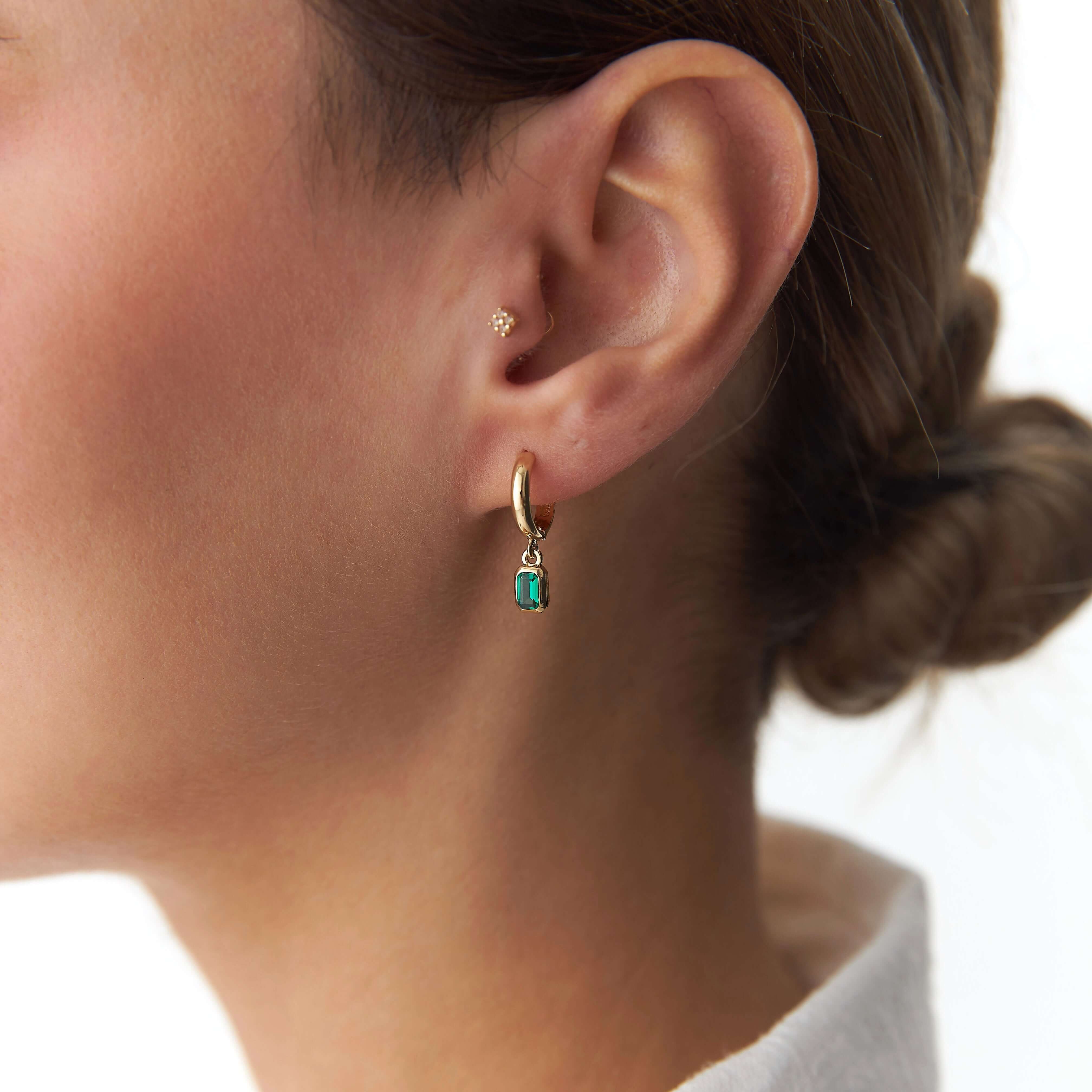 14 ayar sarı altın yeşil sallantılı halka küpe model üzerinde uzak açıdan