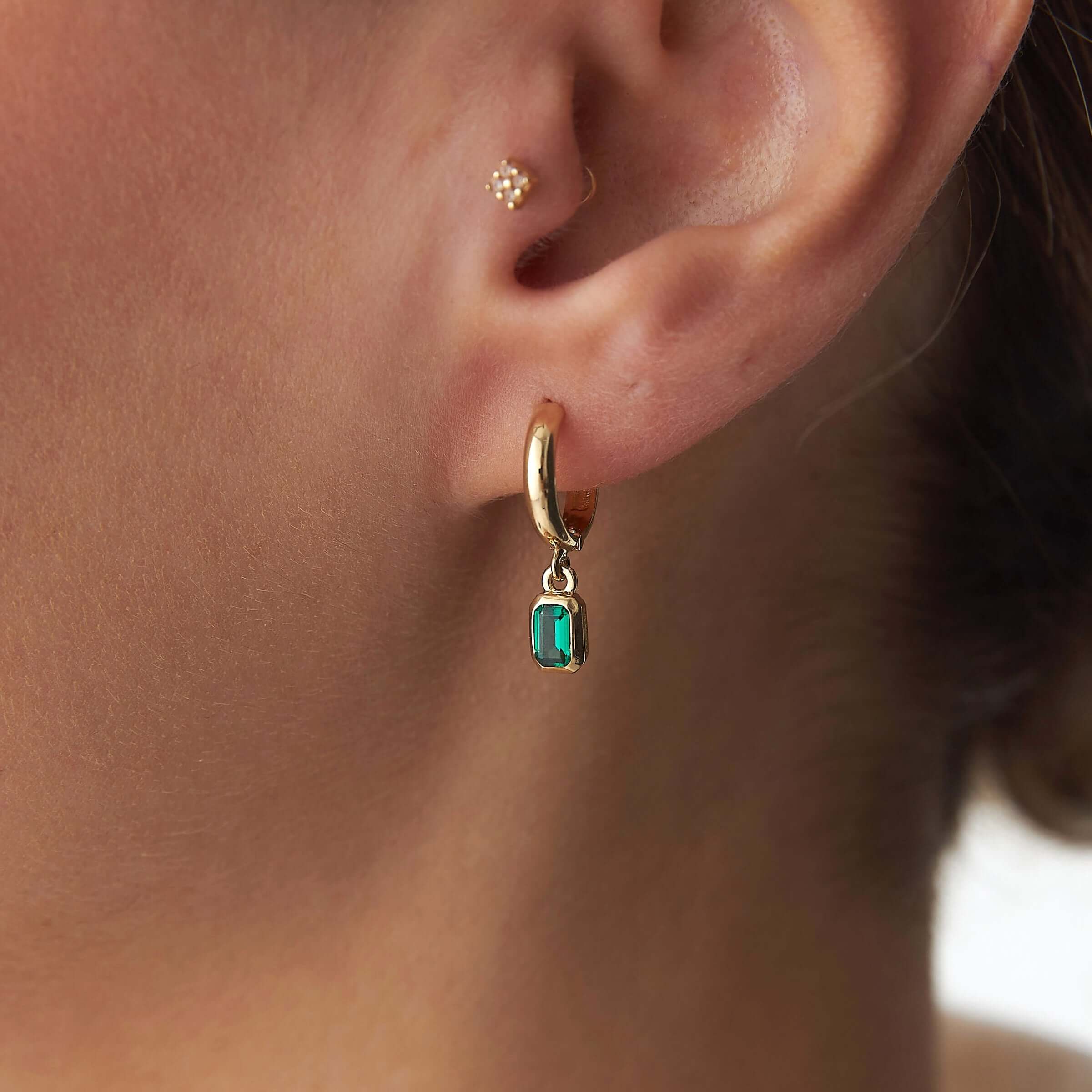 14 ayar sarı altın yeşil sallantılı halka küpe model üzerinde yakın açıdan