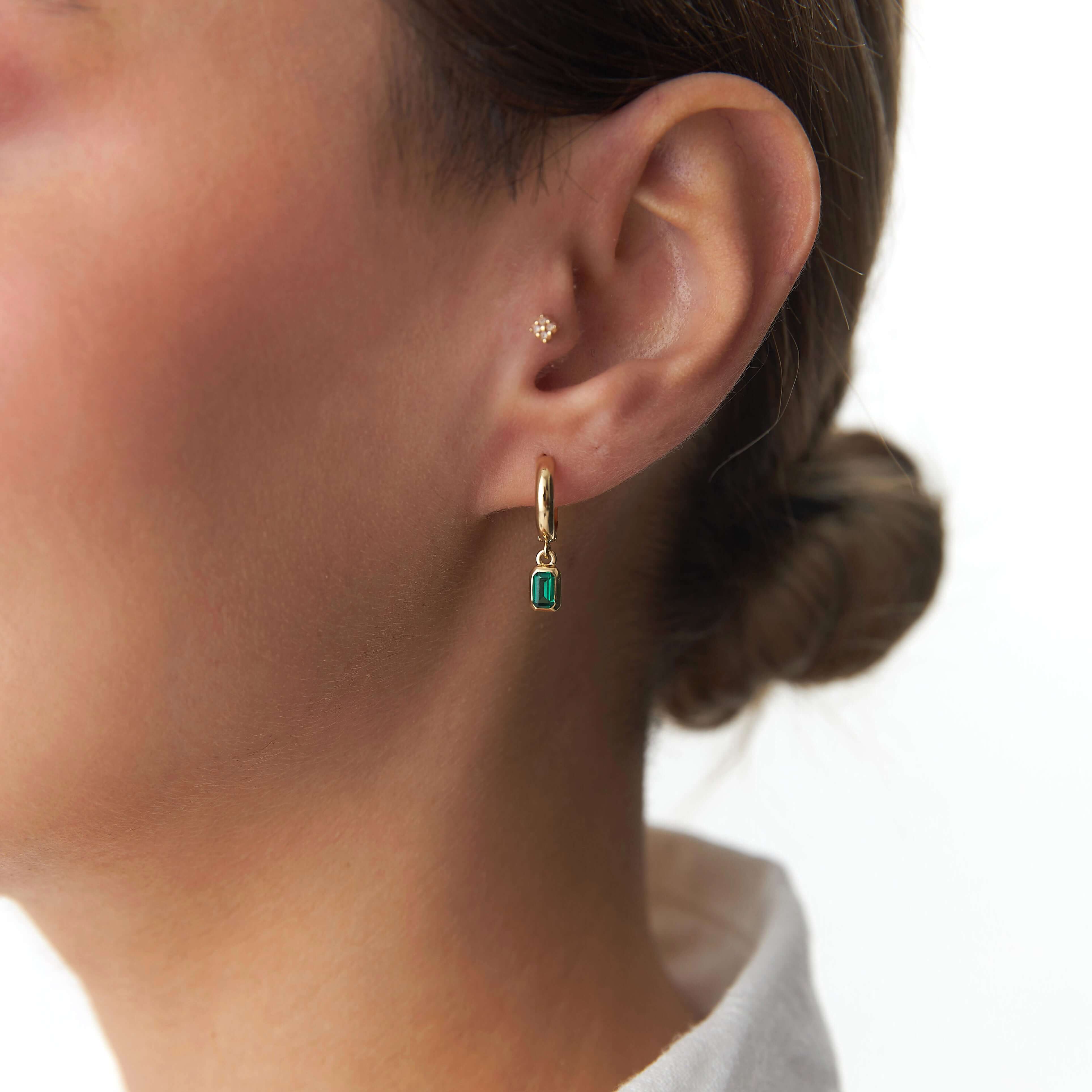 14 ayar sarı altın yeşil sallantılı halka küpe model üzerinde uzak açıdan