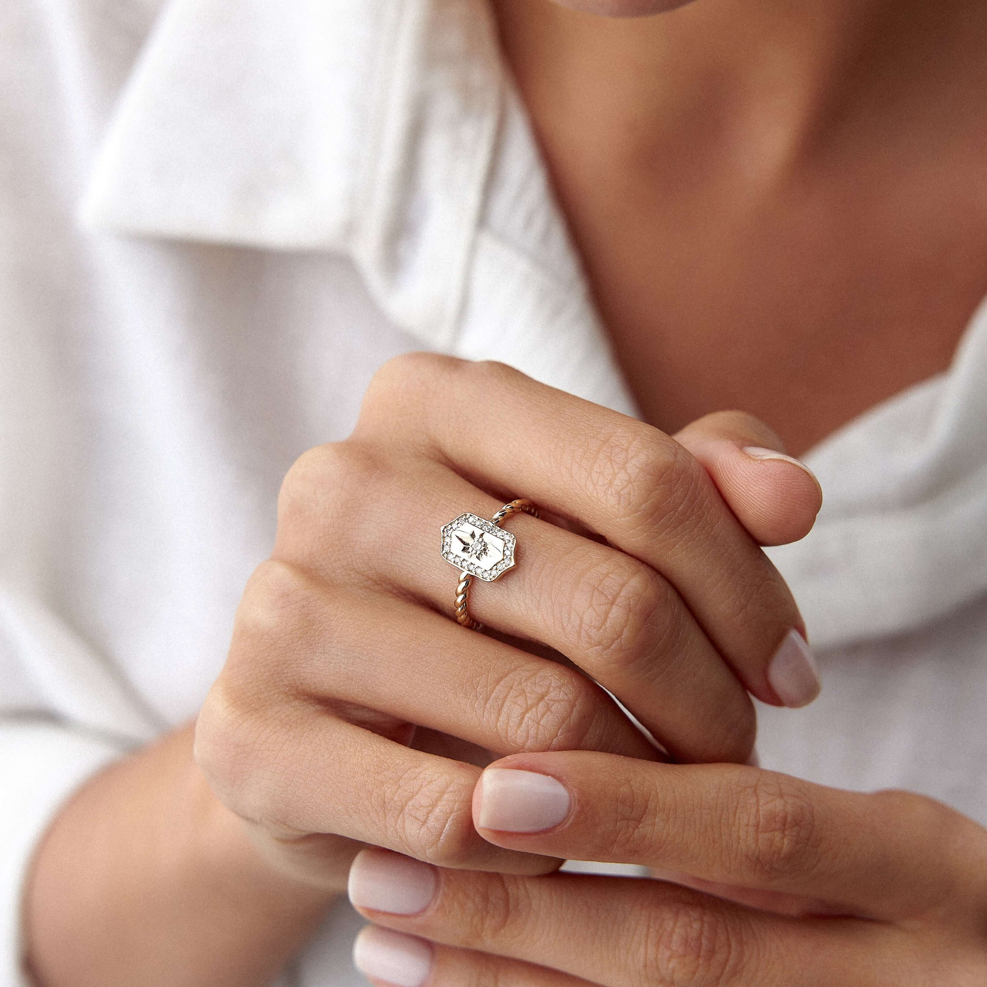 model parmağında pırlanta kuzey yıldızı kalkan tasarımlı bir yüzük takıyor yakın açıdan