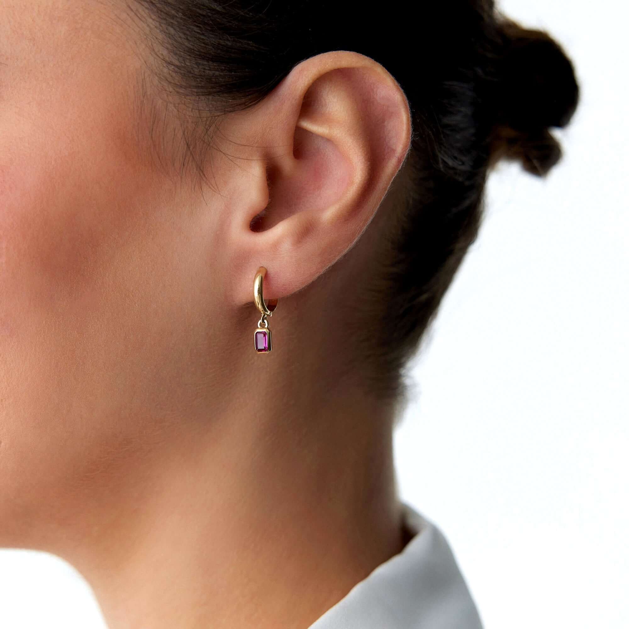 14 ayar sarı altın Kırmızı sallantılı halka küpe model üzerinde