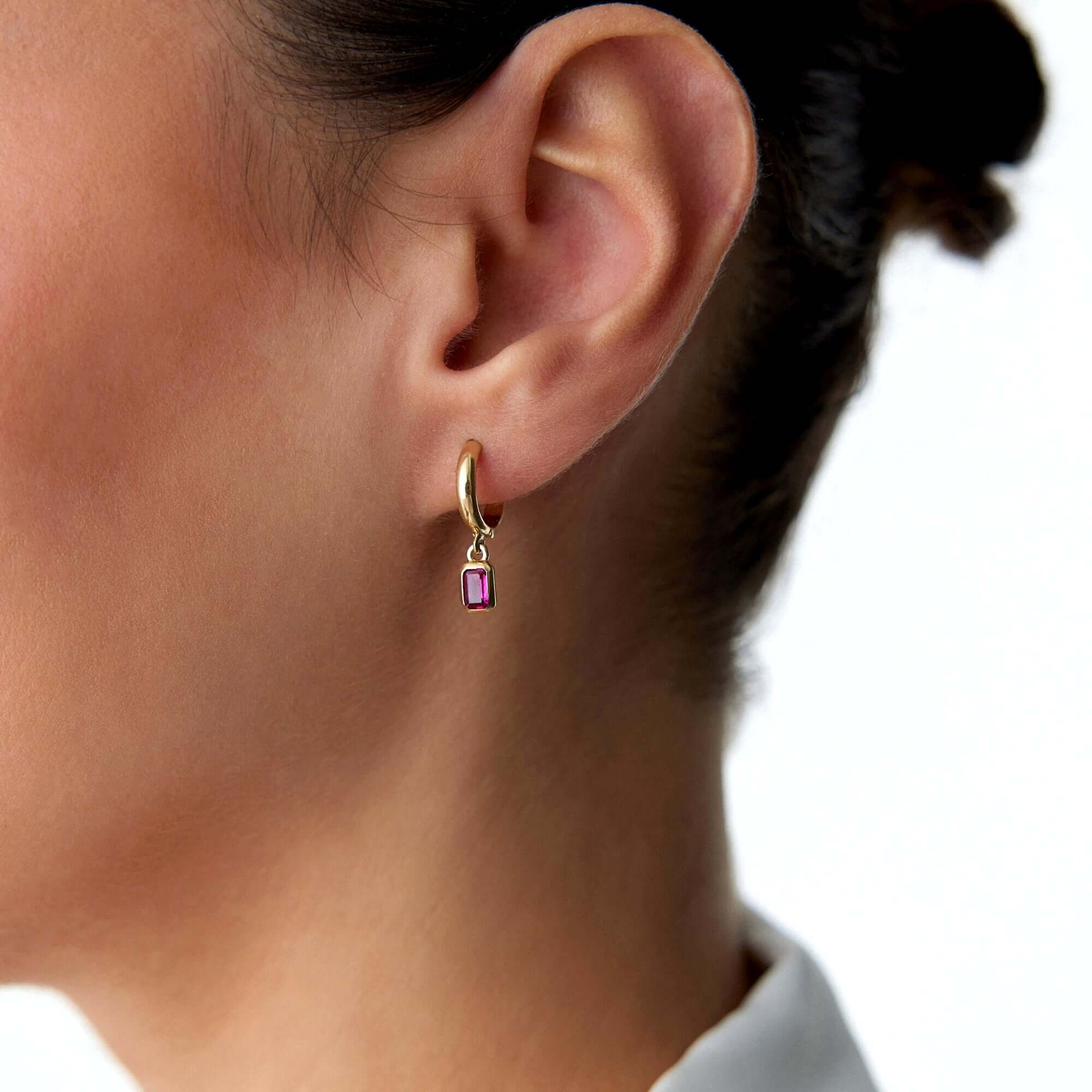 14 ayar sarı altın Kırmızı sallantılı halka küpe model üzerinde