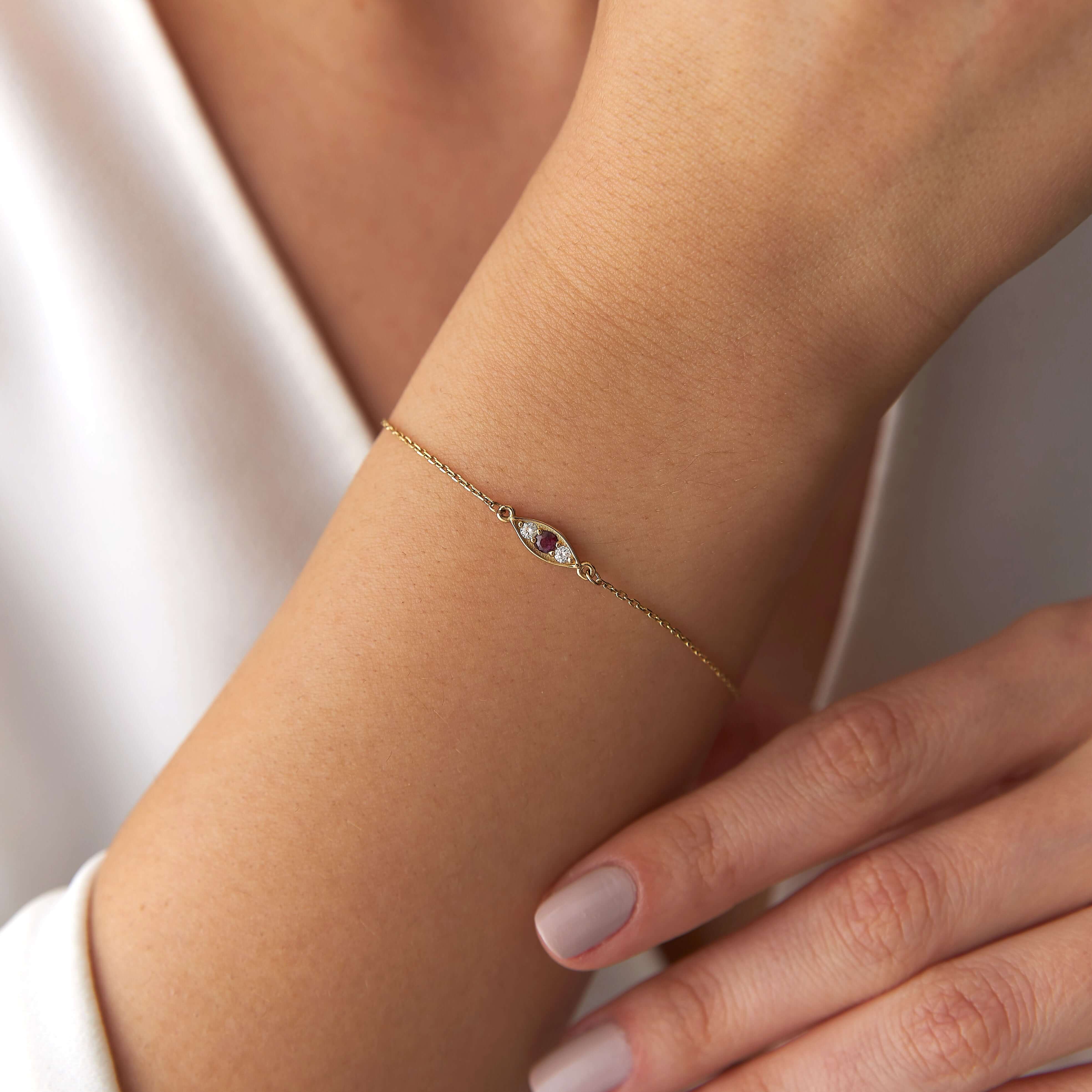 yakın açıdan yakut ve pırlanta bileklik takan model bileği