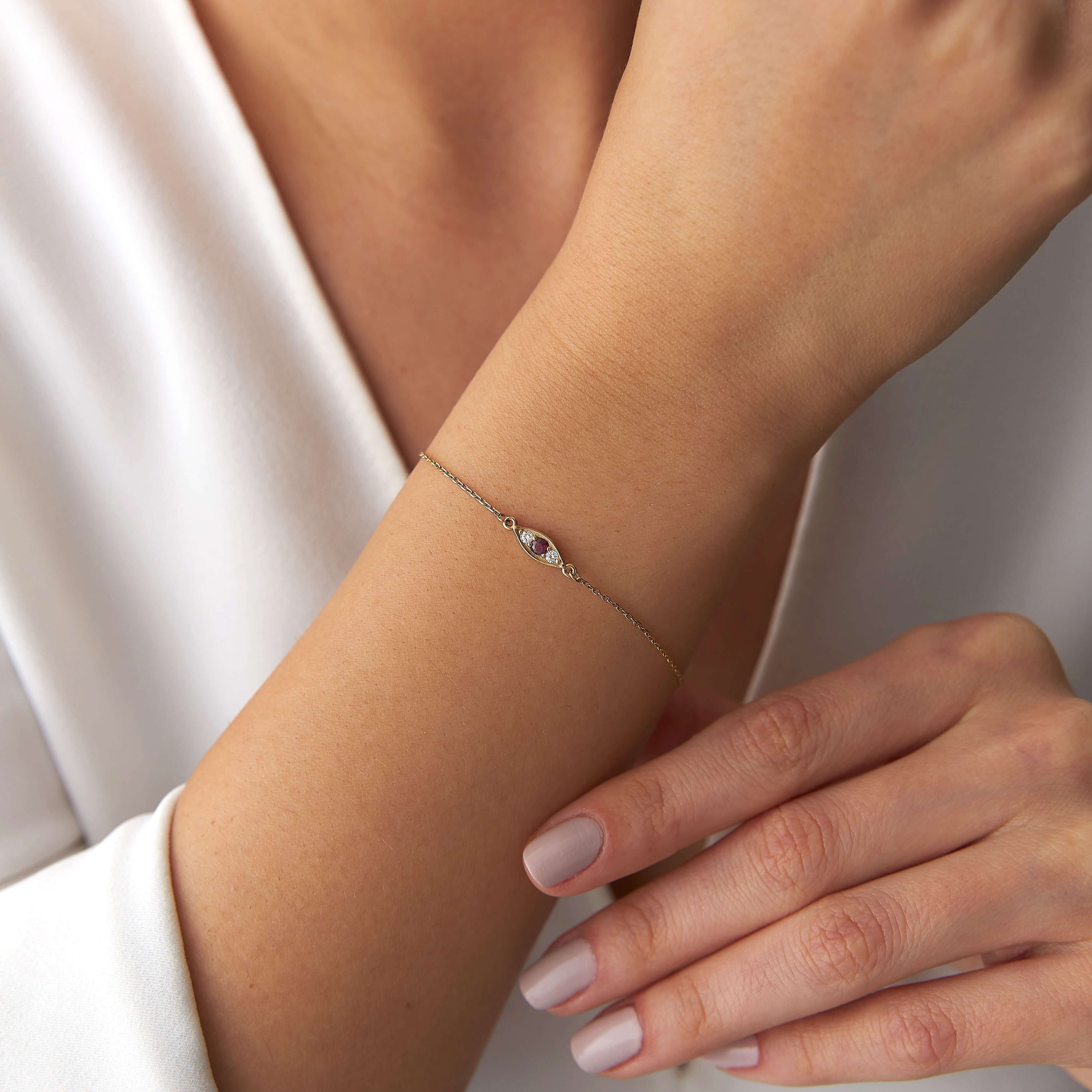 yakın açıdan yakut ve pırlanta bileklik takan model bileği