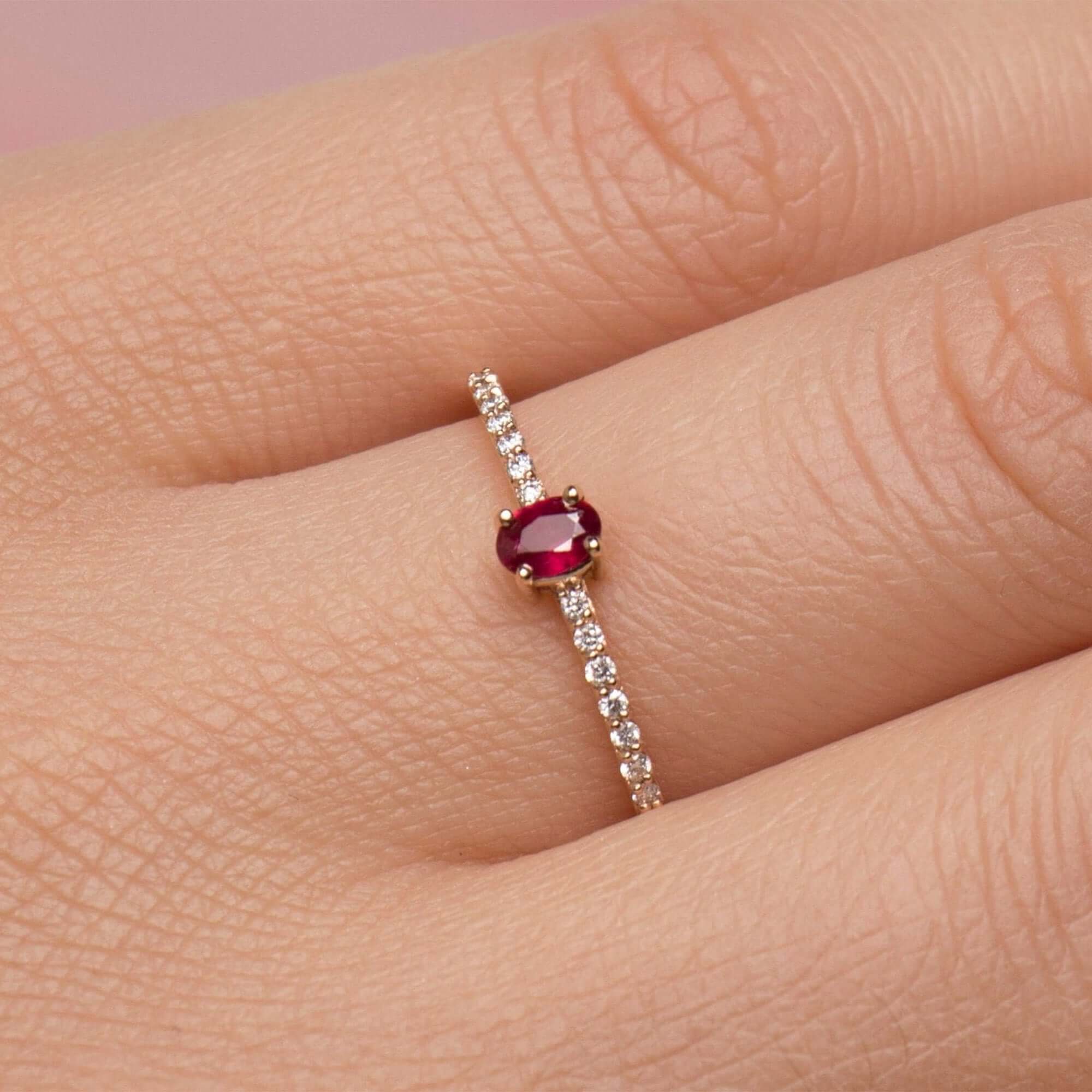 Minimal Oval Kesim Yakut Yarımtur Yüzük