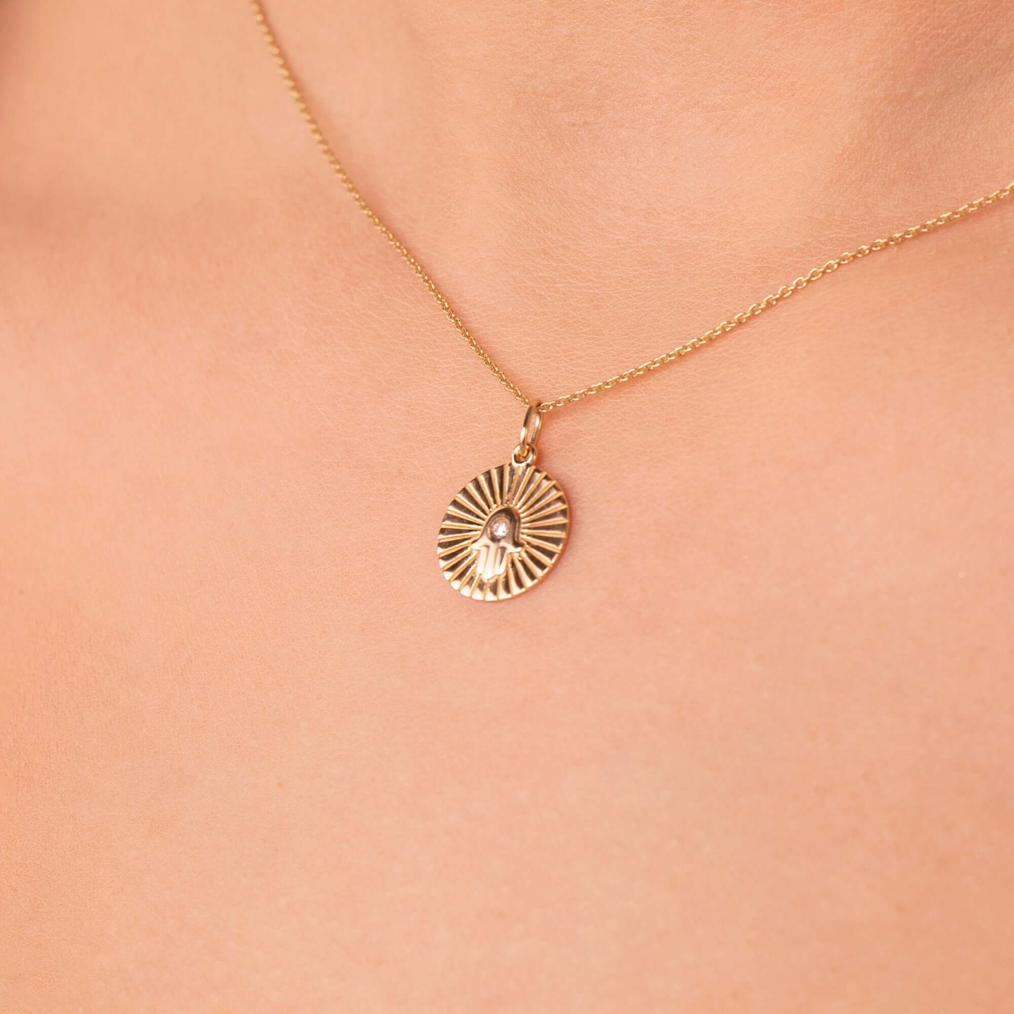 Minimal Pırlanta Fatma'nın Eli Kolye Ucu