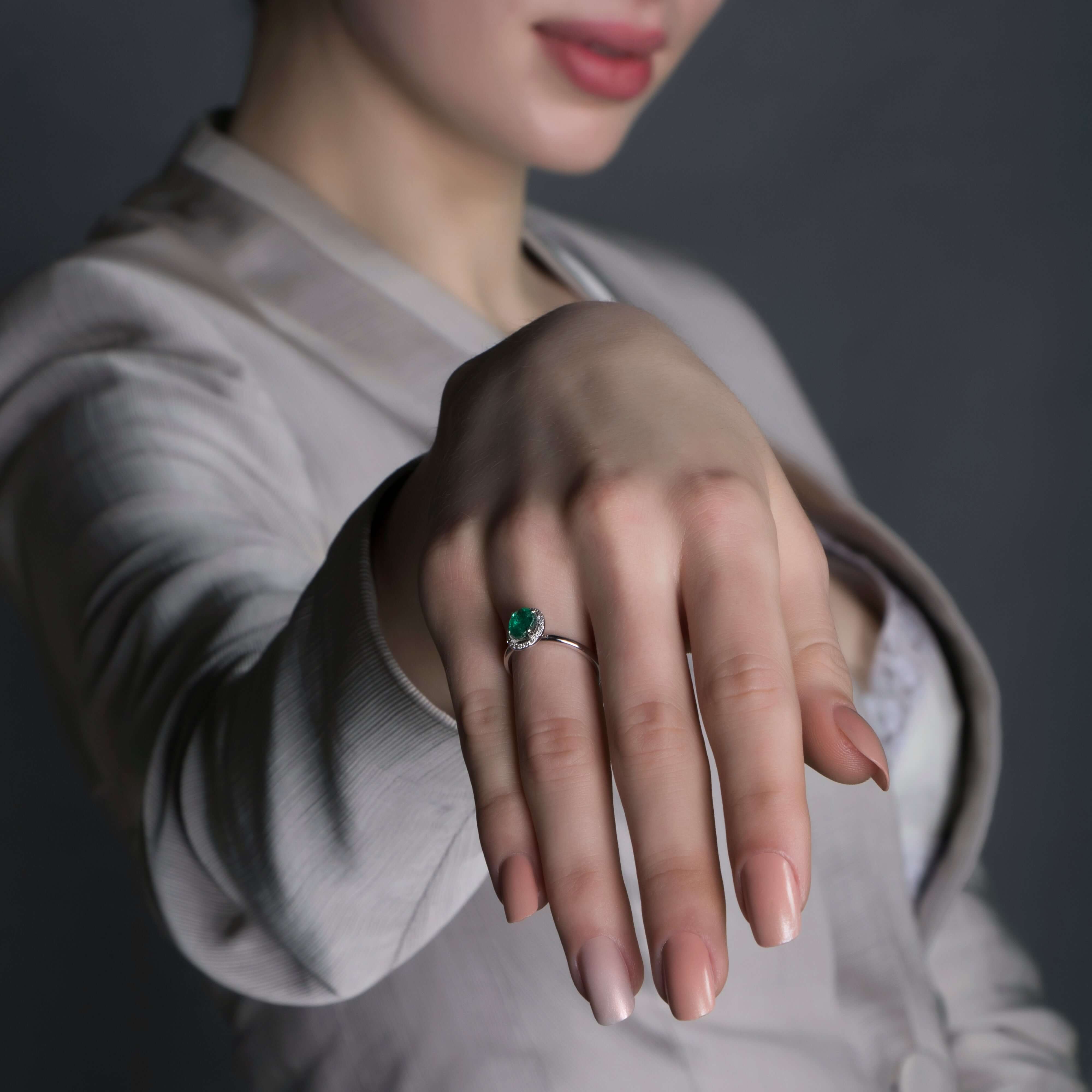 Oval Kesim Zümrüt ve Pırlantalı Yüzük / The Emerald Halo