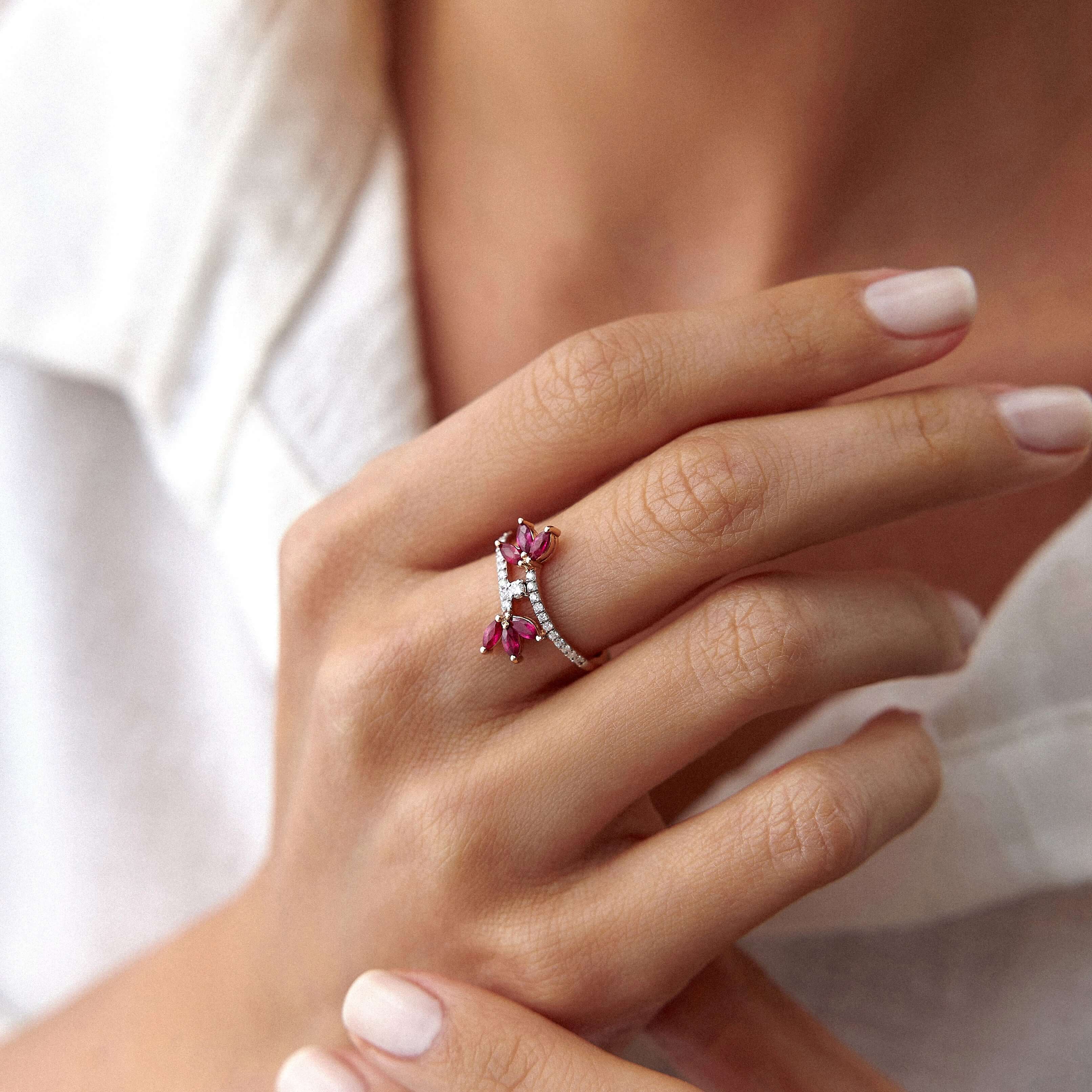 Markiz Kesim Yakut ve Pırlanta Çiçek Yüzük