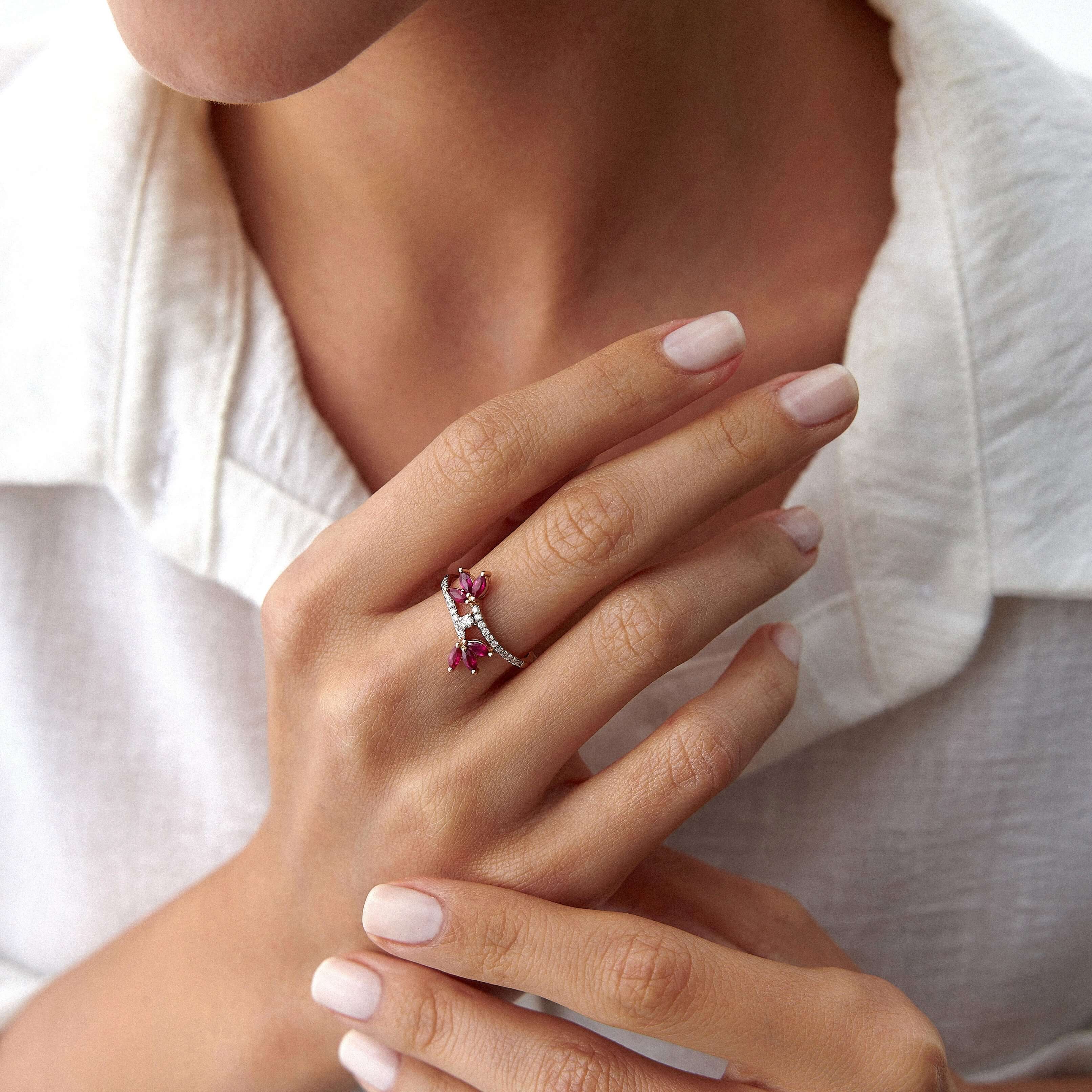 Markiz Kesim Yakut ve Pırlanta Çiçek Yüzük