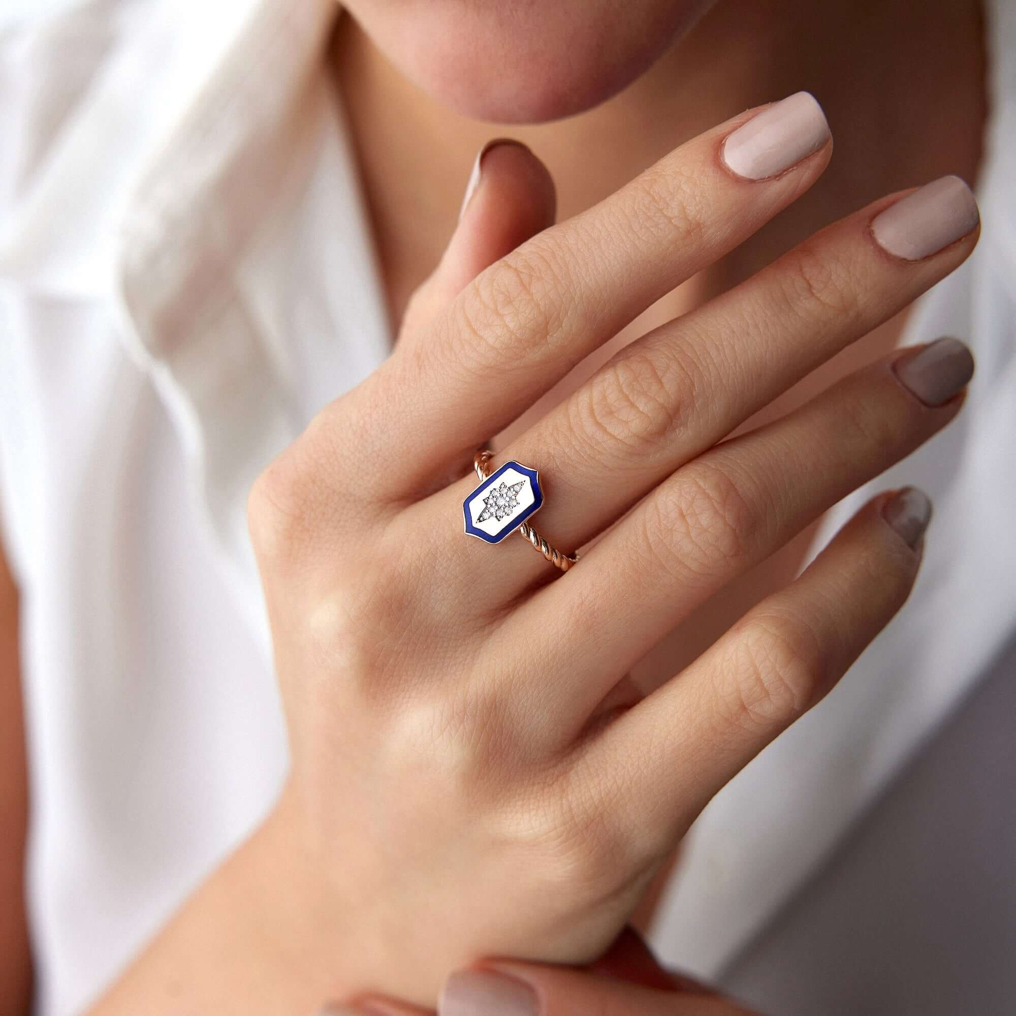 model pırlanta kalkan yüzük takıyor