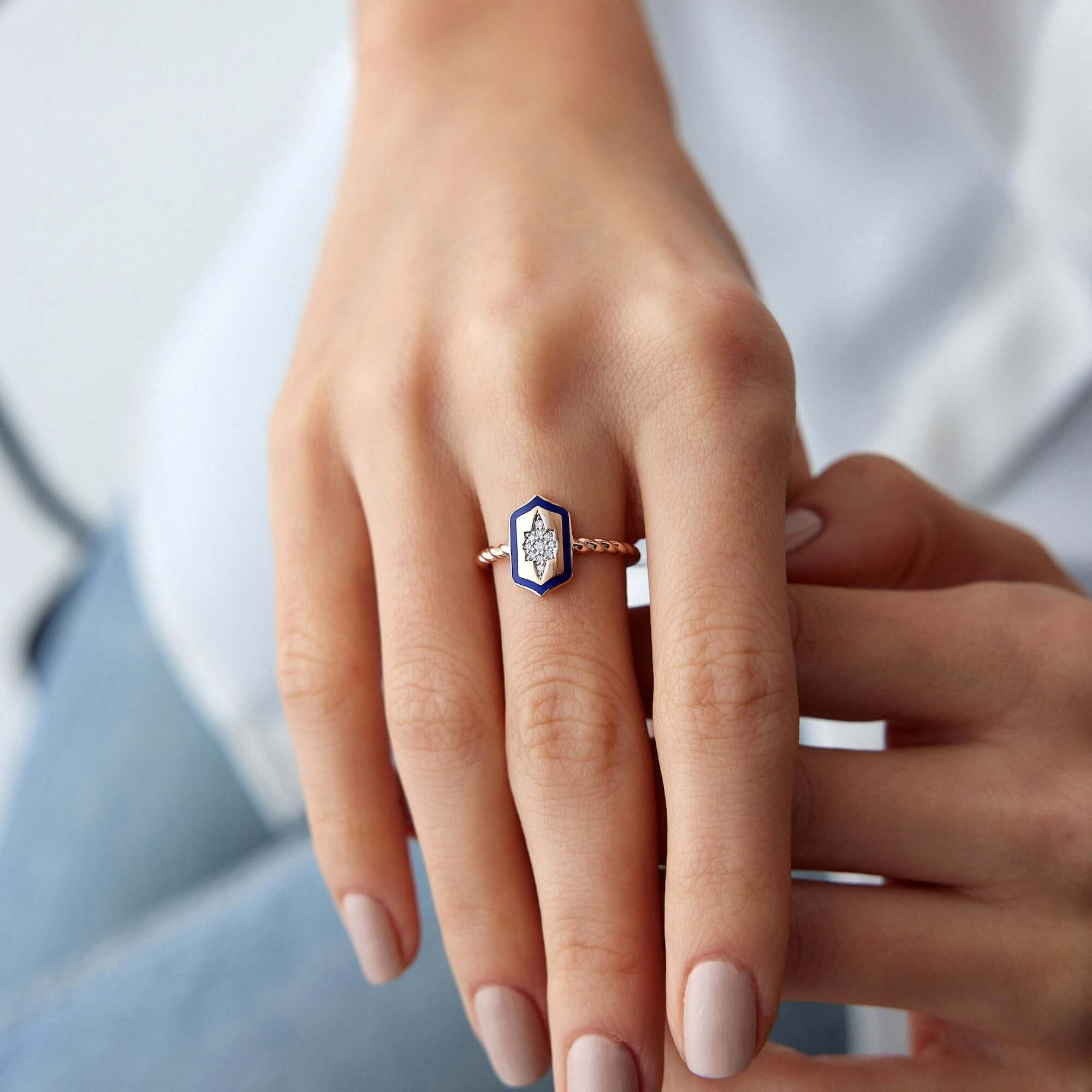 model pırlanta kalkan yüzük takıyor