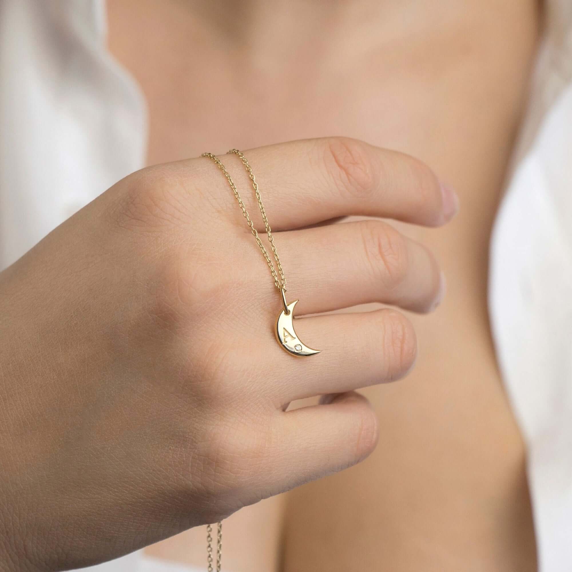 Minik Pırlanta Ay Harf Kolye