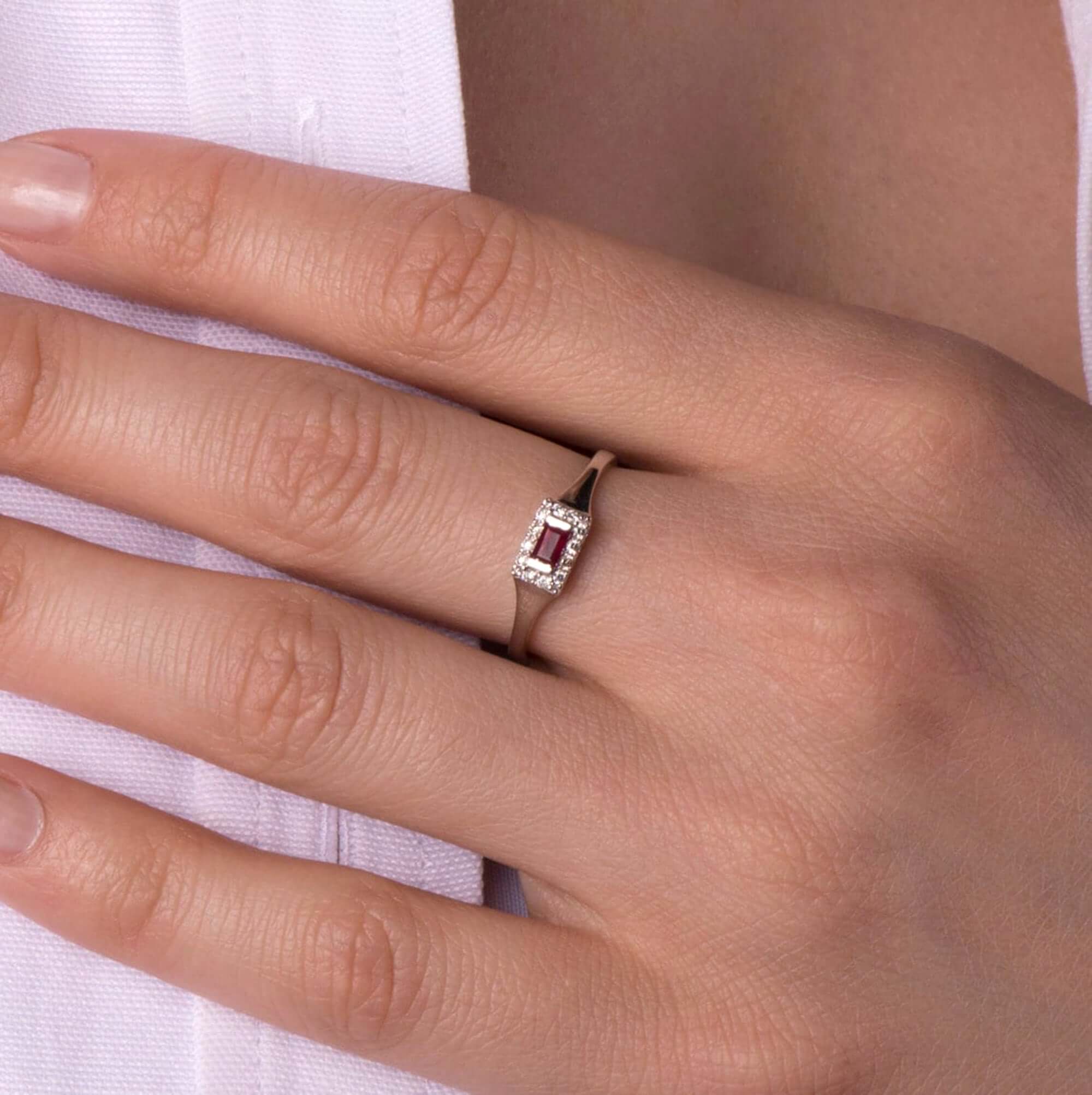 Minimal Yakut ve Pırlanta Yüzük