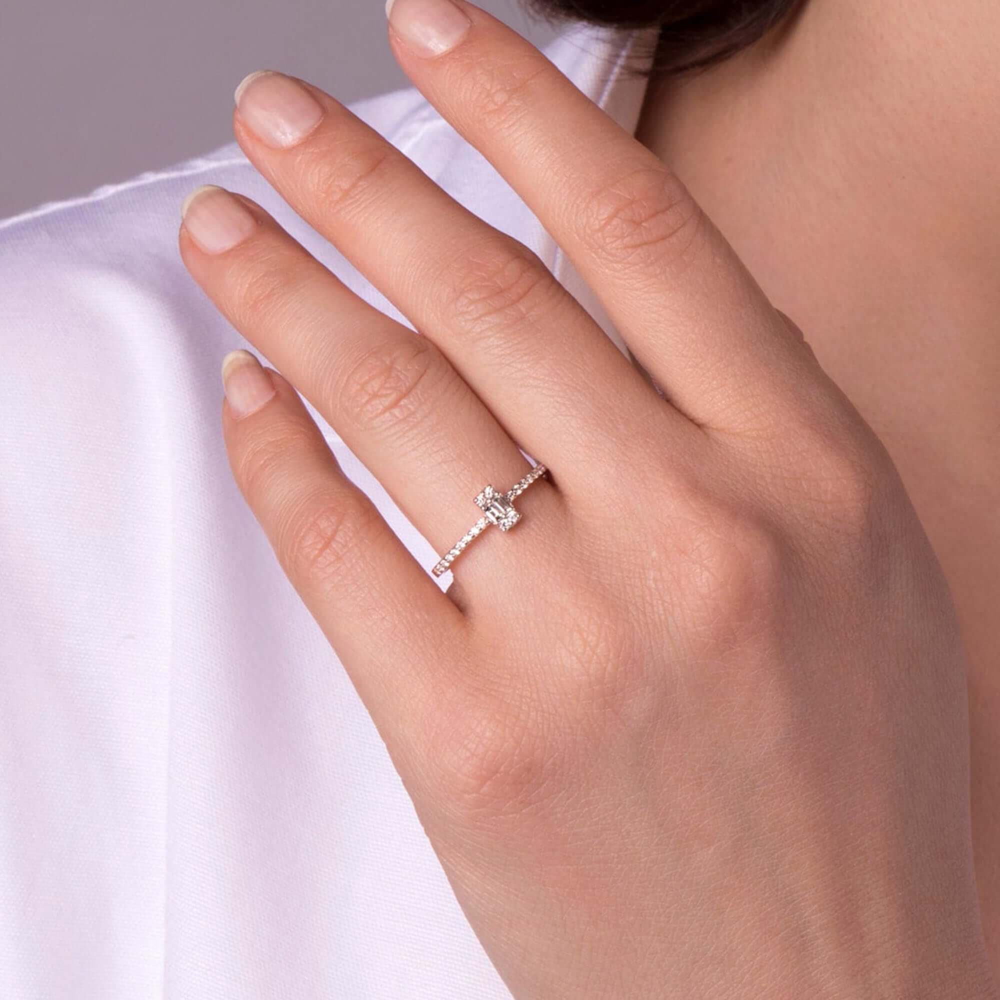 Minimal Baget Merkezli Pırlanta Yarımtur Yüzük / Minimal Baguette