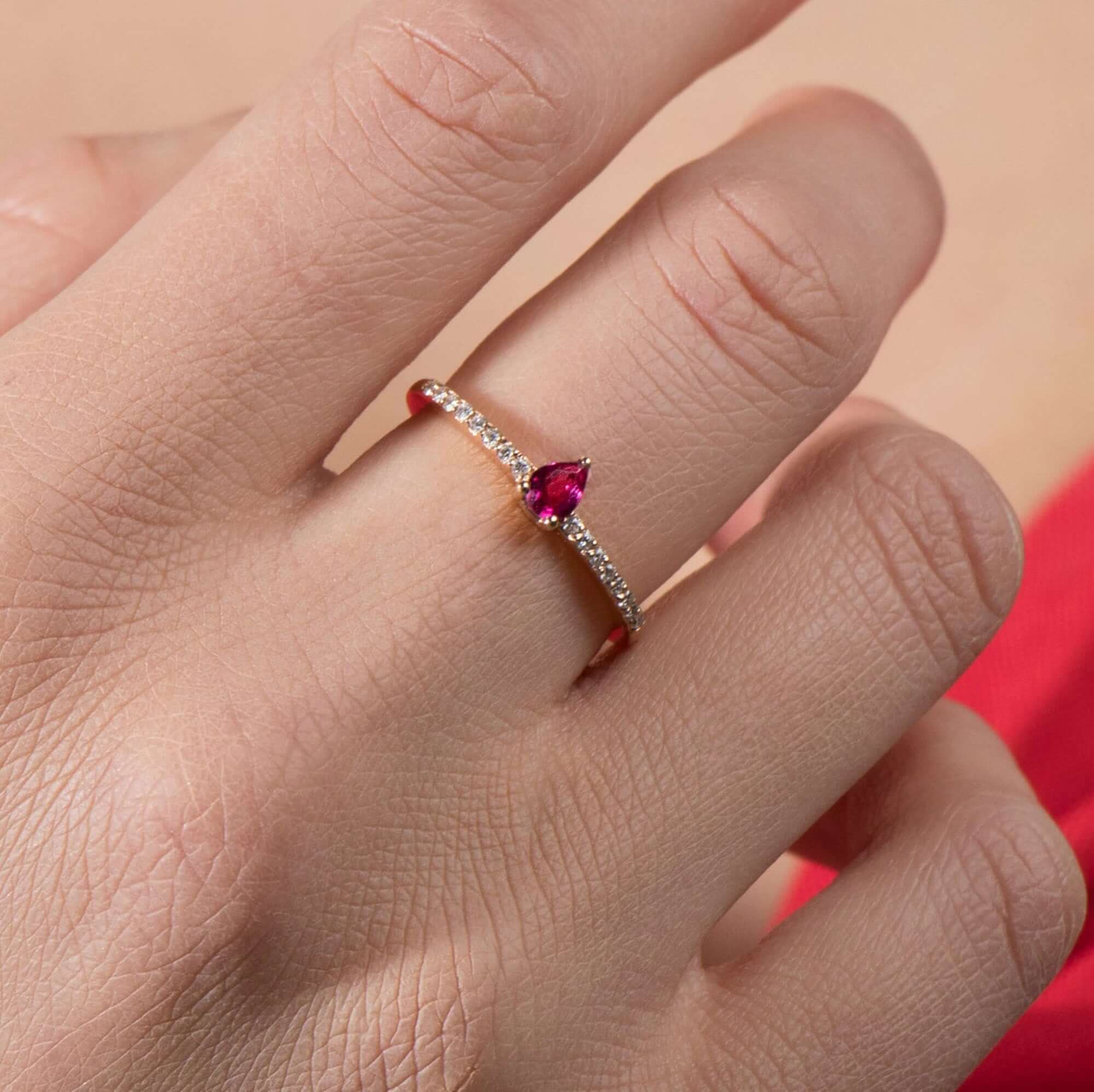 Minimal Damla Kesim Yakut Yarımtur Yüzük / Minimal Red Drop