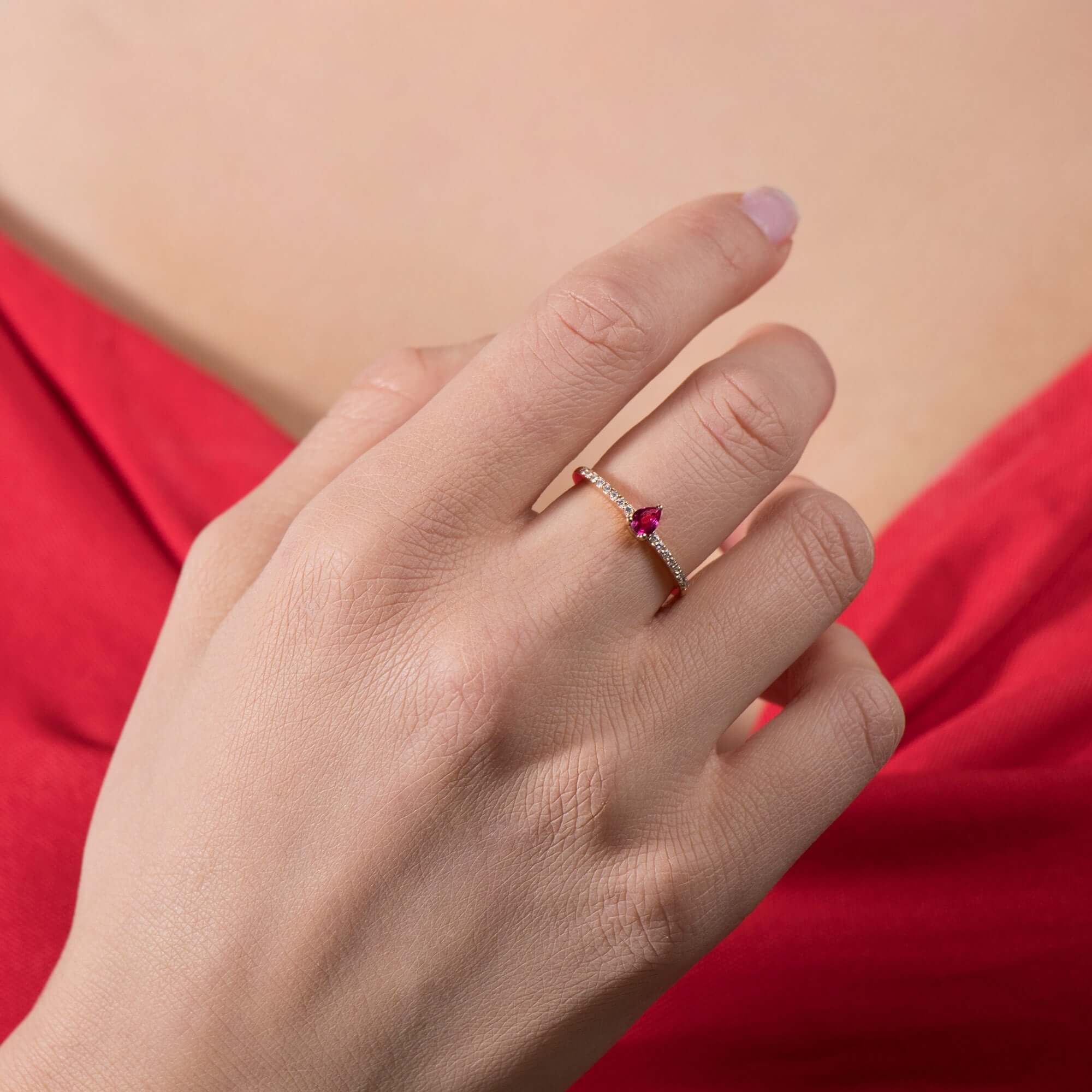 Minimal Damla Kesim Yakut Yarımtur Yüzük / Minimal Red Drop