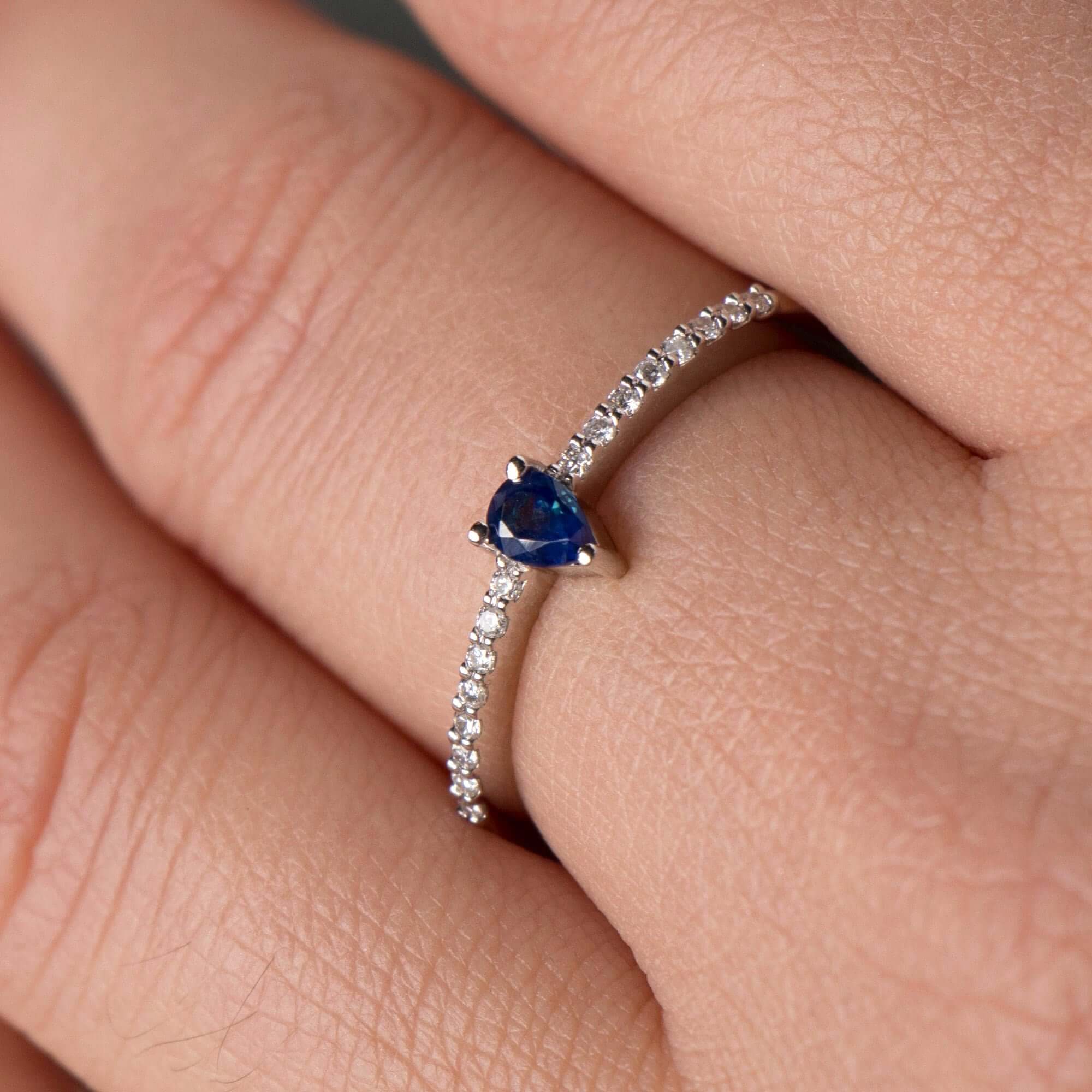 Minimal Damla Kesim Safir Yarımtur Yüzük / Minimal Blue Drop