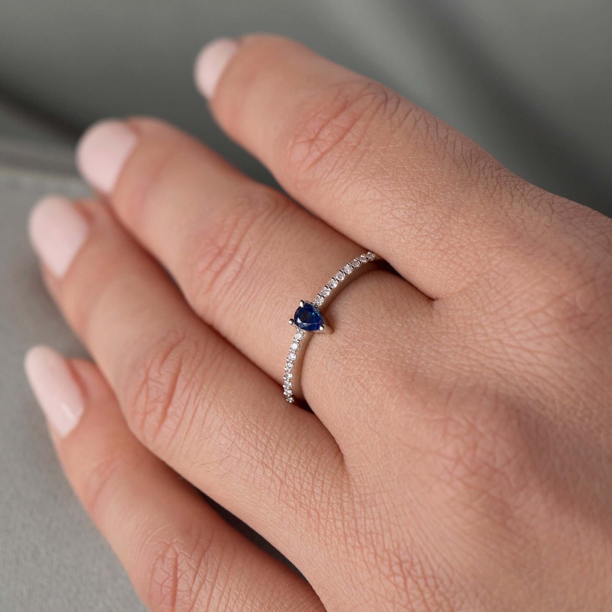 Minimal Damla Kesim Safir Yarımtur Yüzük / Minimal Blue Drop