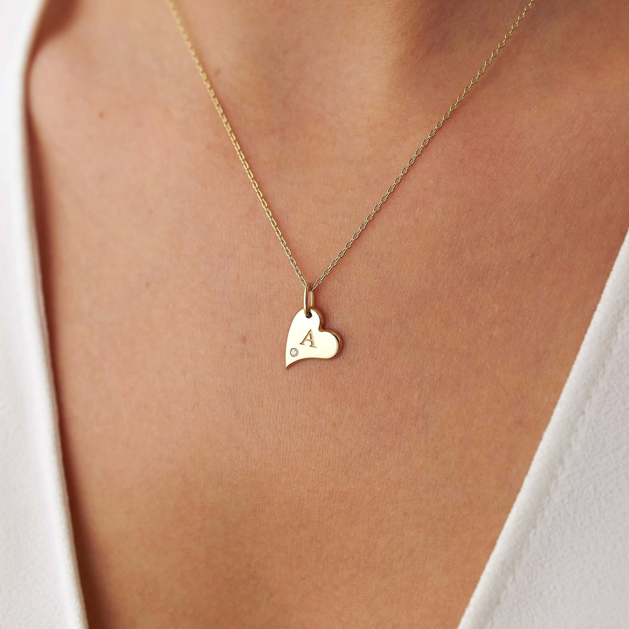 Pırlanta Harfli Yana Yatık Kalp Kolye