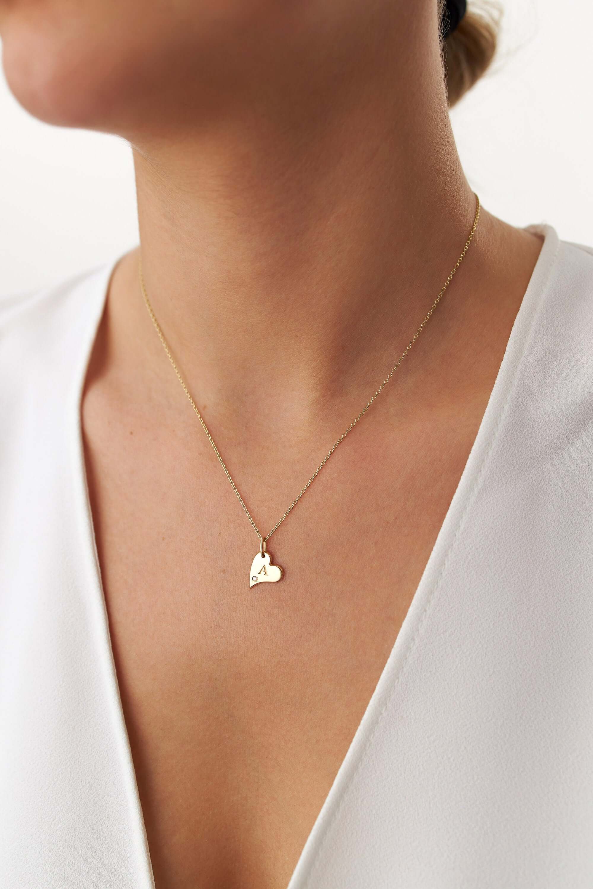 Pırlanta Harfli Yana Yatık Kalp Kolye