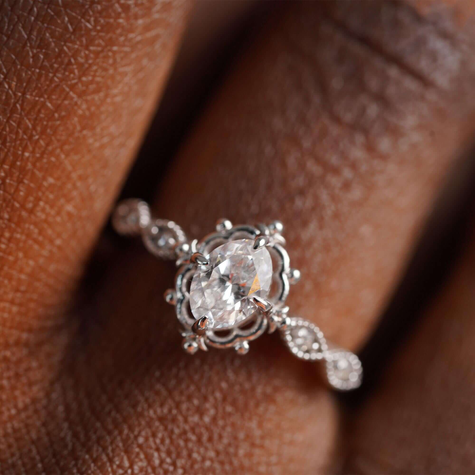 Vintage Oval Kesim Tektaş Pırlanta Yüzük