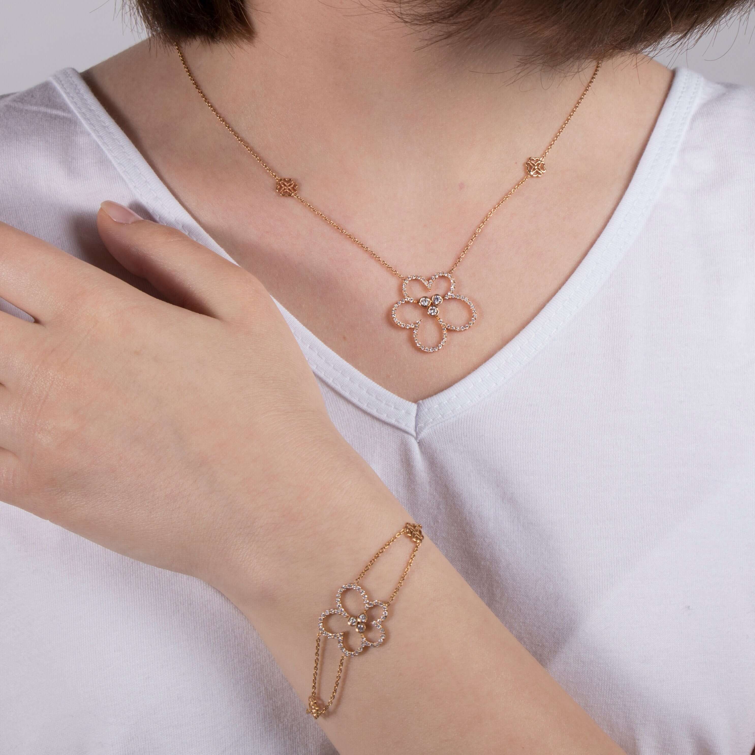 18 ayar rose altın büyük pırlanta çiçek bileklik modelin bileğinde uzak açıdan