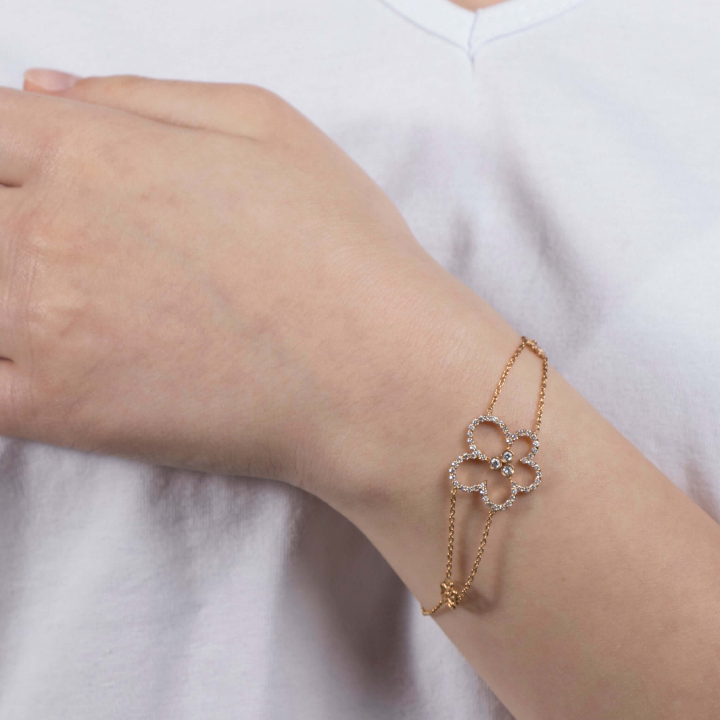 18 ayar rose altın büyük pırlanta çiçek bileklik modelin bileğinde