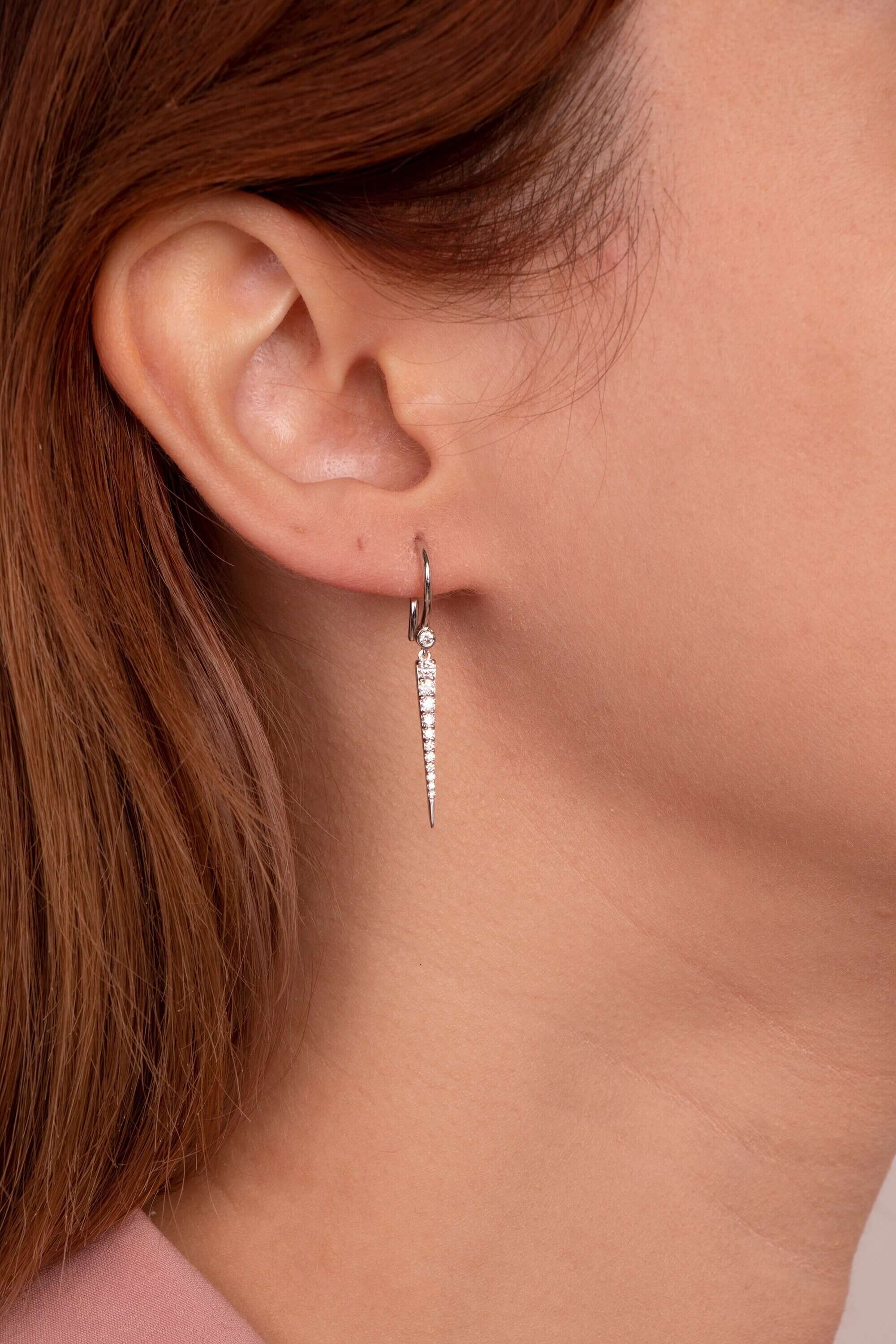 pırlanta spike küpenin model üzerinde resmi uzak açıdan