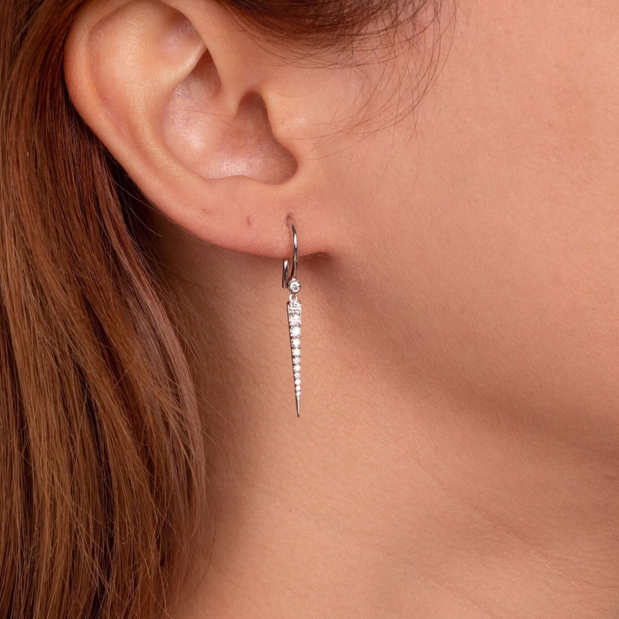 pırlanta spike küpenin model üzerinde resmi