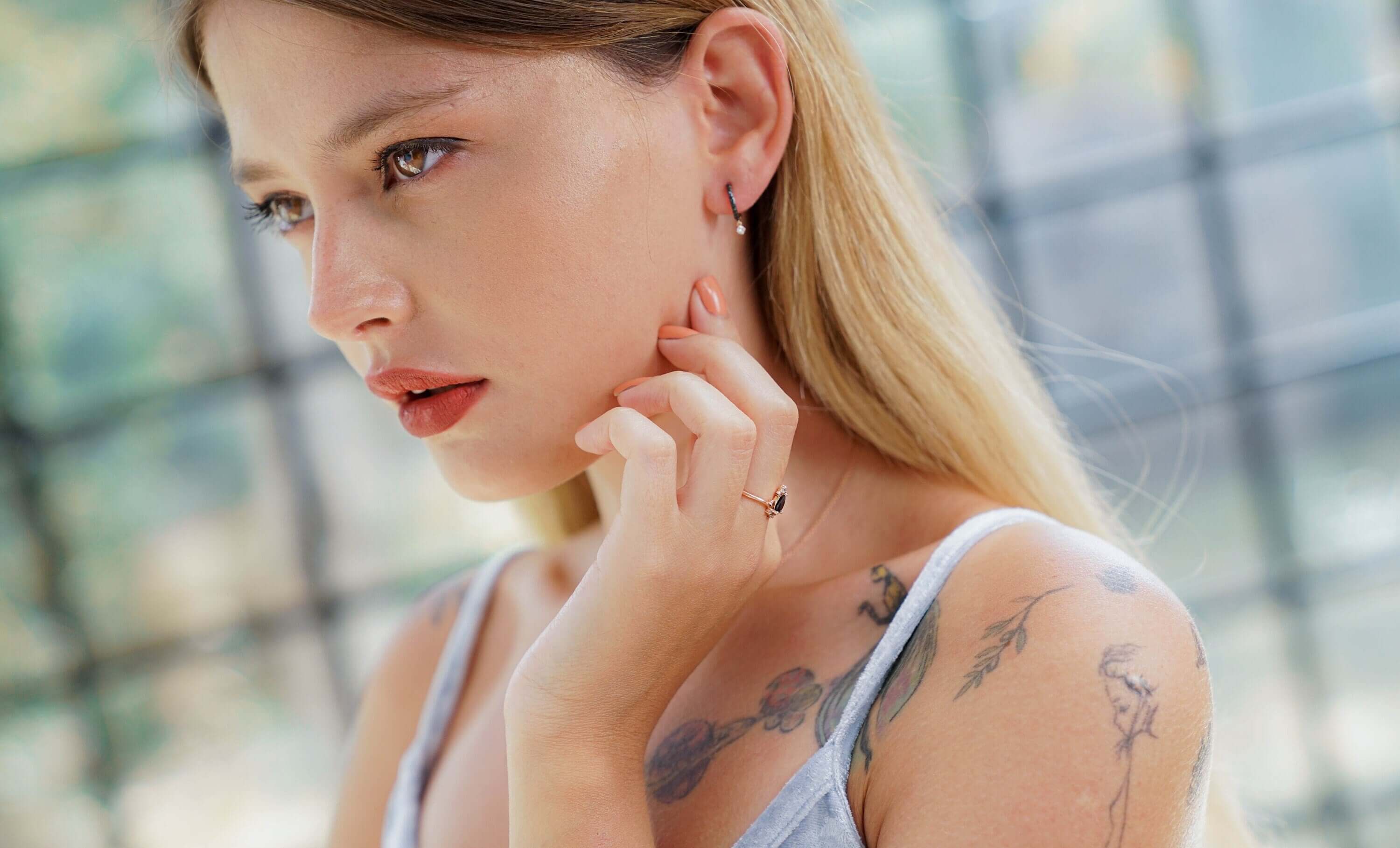 Siyah ve Beyaz Pırlanta Halka Küpe / Star In Dark Sky