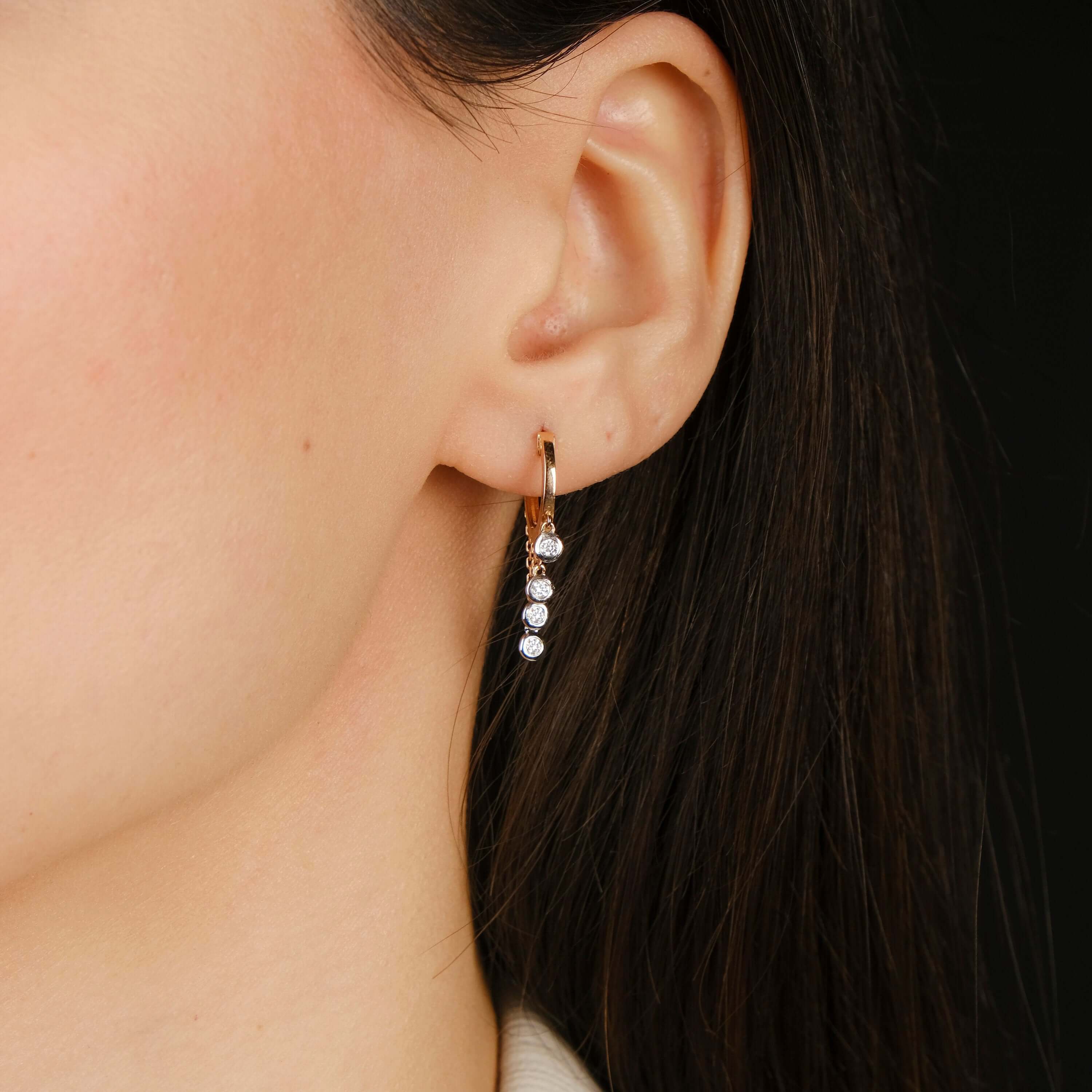 minimal pırlanta sallantılı halka küpe takan model