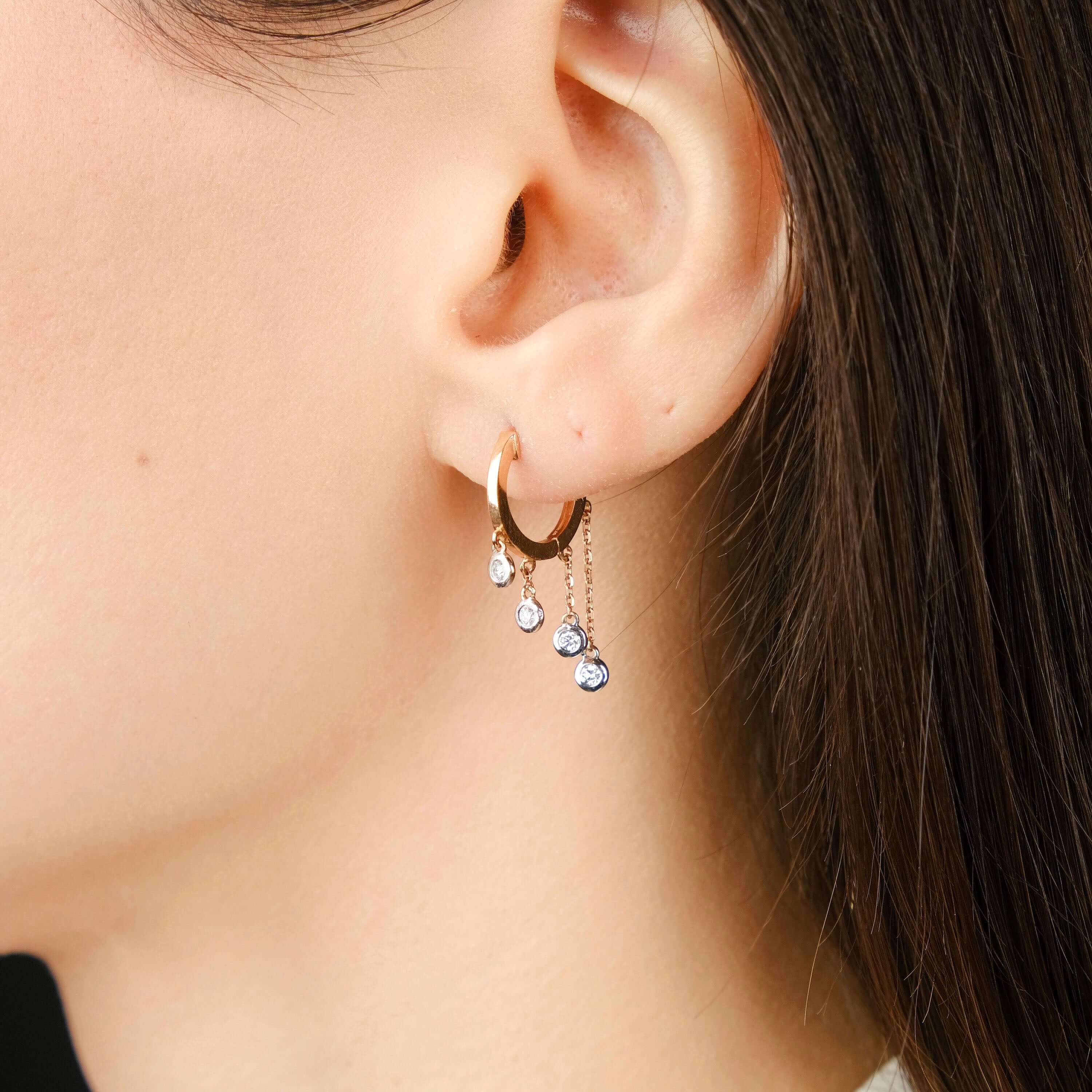 minimal pırlanta sallantılı halka küpe takan model