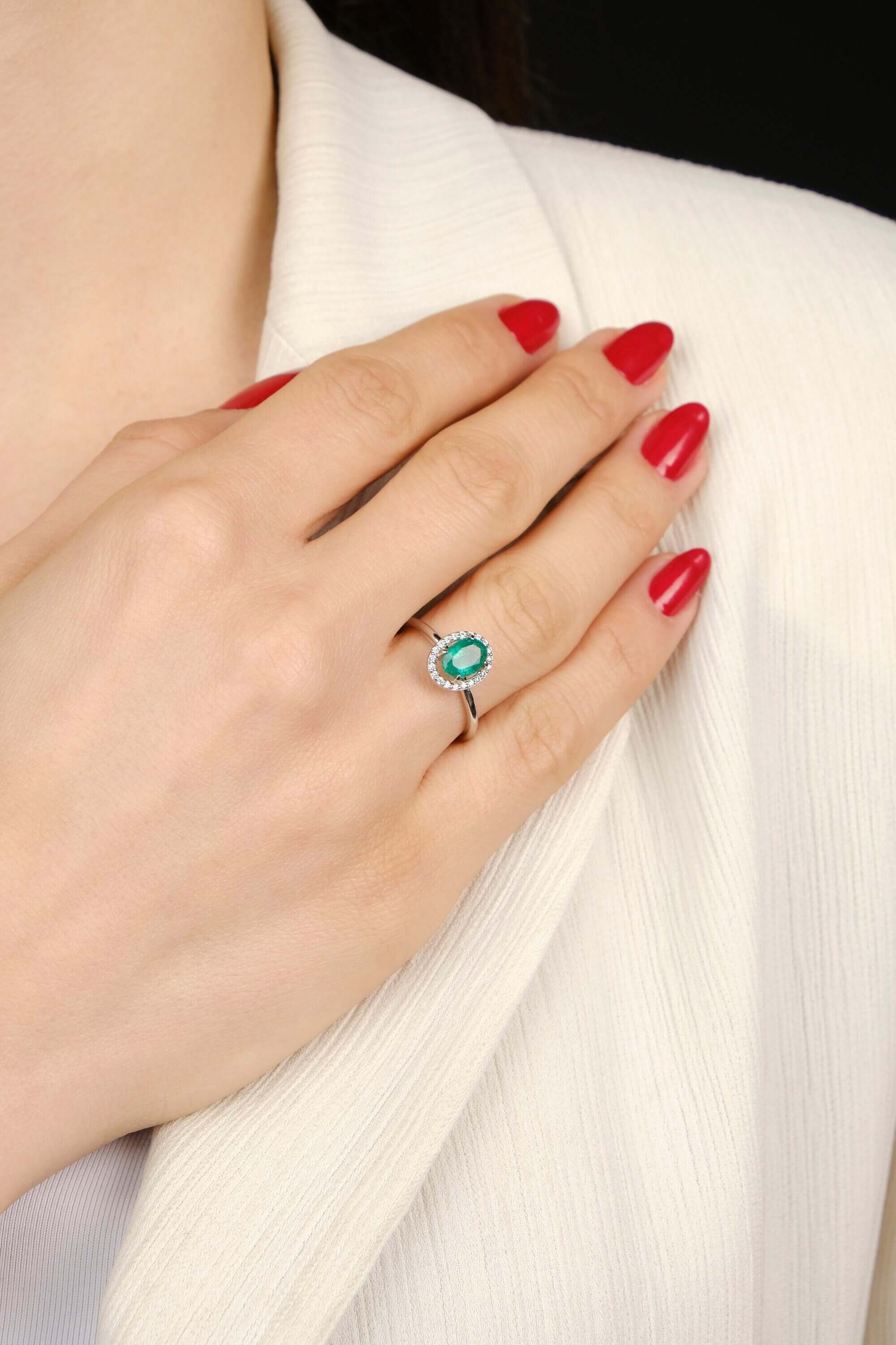 Oval Kesim Zümrüt ve Pırlantalı Yüzük / The Emerald Halo