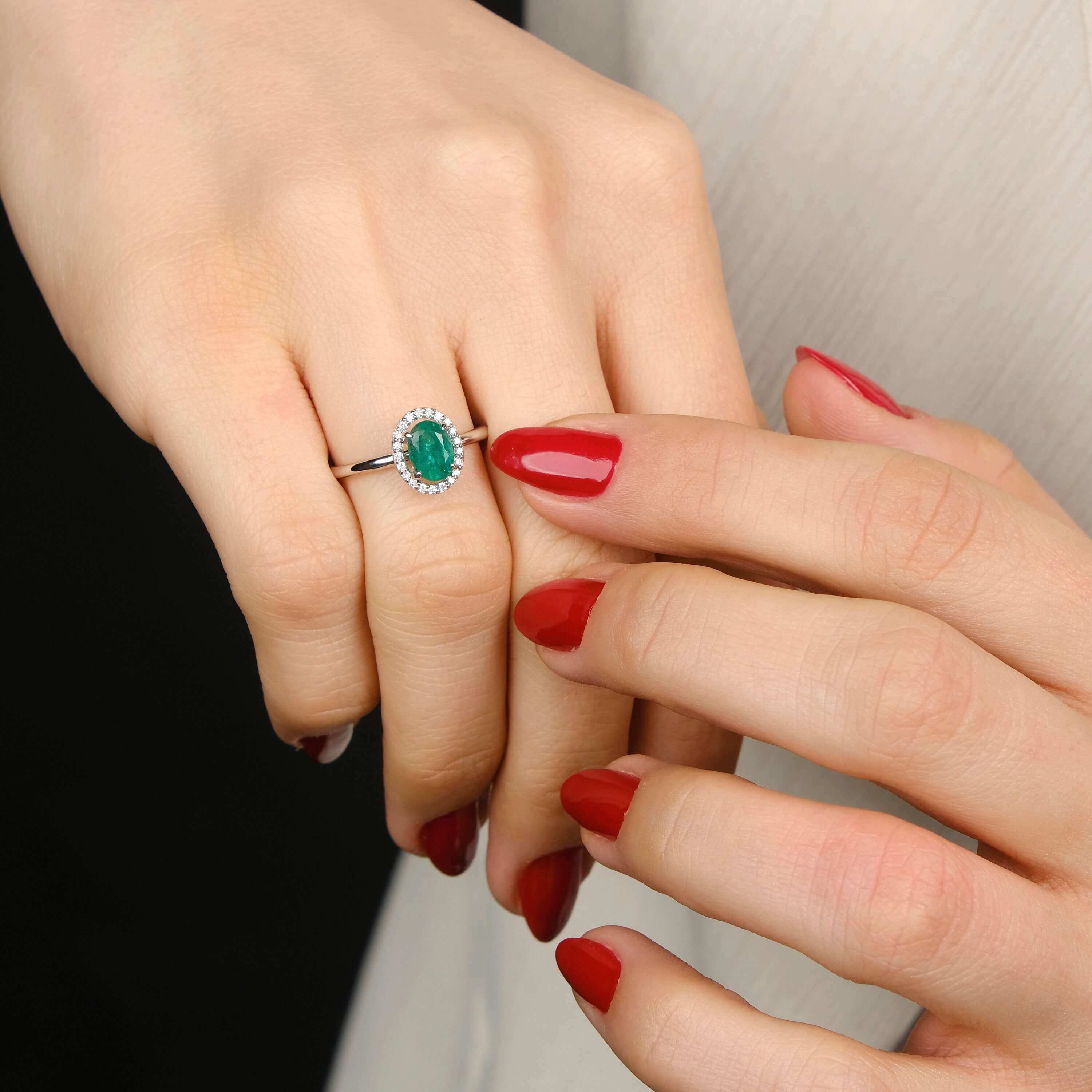 Oval Kesim Zümrüt ve Pırlantalı Yüzük / The Emerald Halo